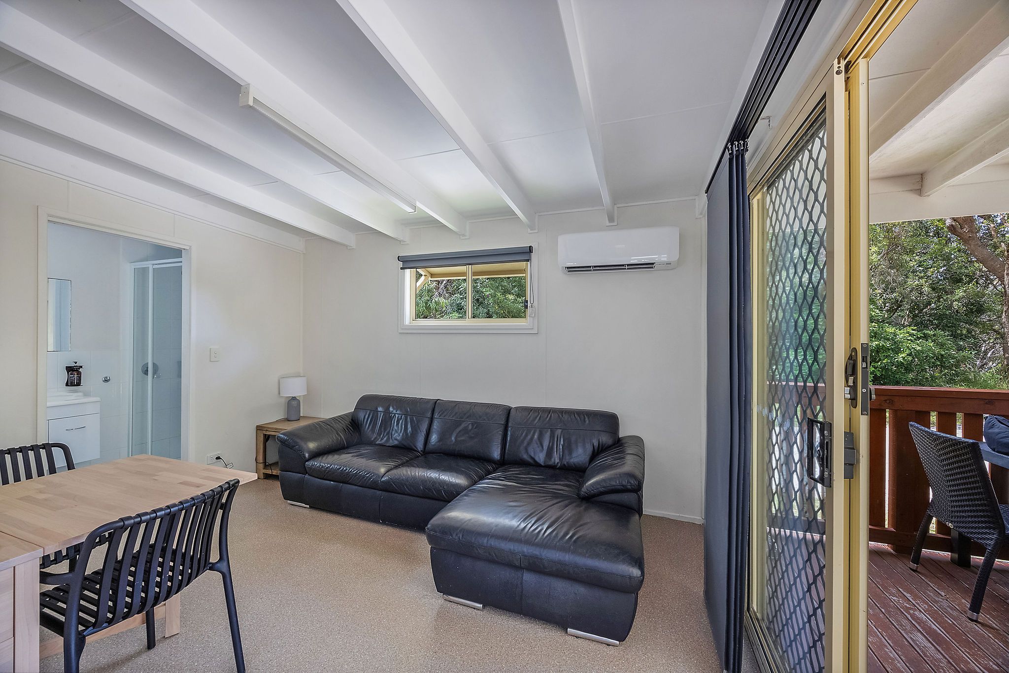 Nambucca Heads - Economy Cabin - Sleeps 4 - lounge