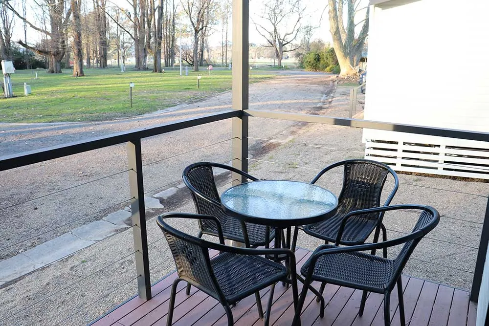 Tumut River Premium 2 bedroom cabin - verandah