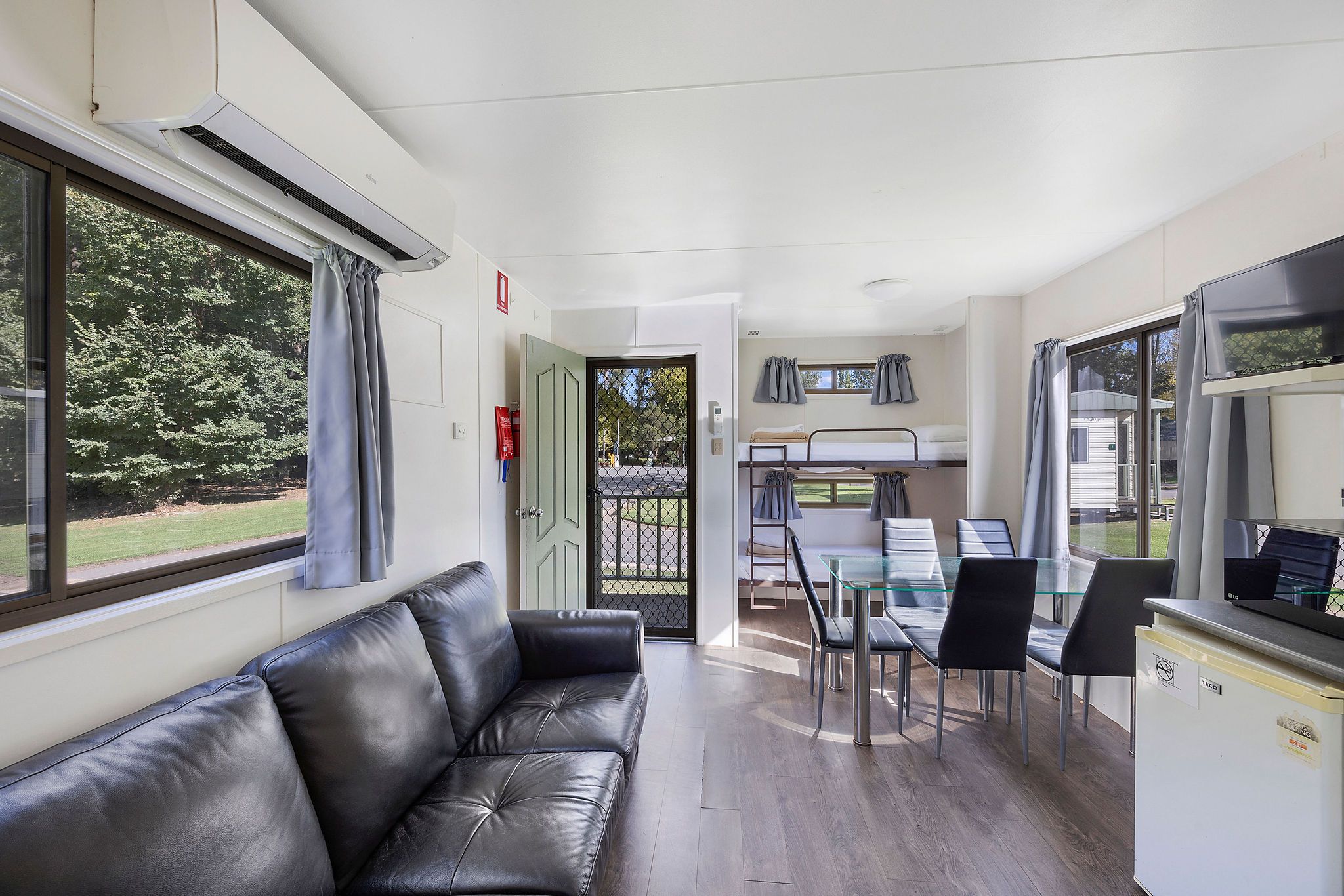 Tumut Economy Cabin - Sleeps 6 - living