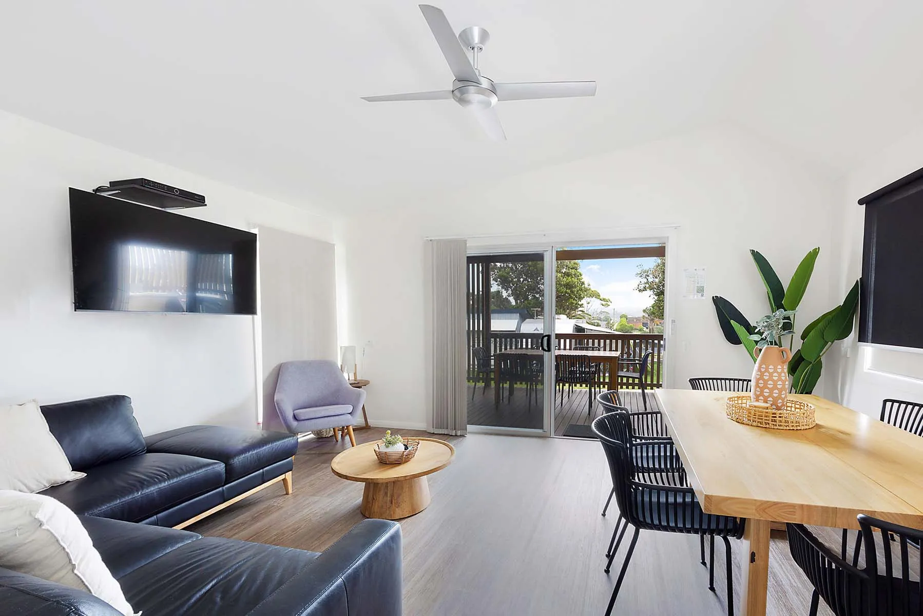 Bermagui Premium Cabin - Sleeps 5 - Living Room - 