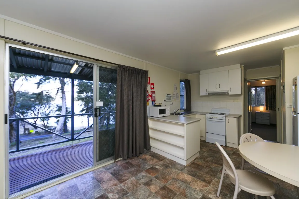 Burrinjuck Waters Standard Cabin - sleeps 6 living