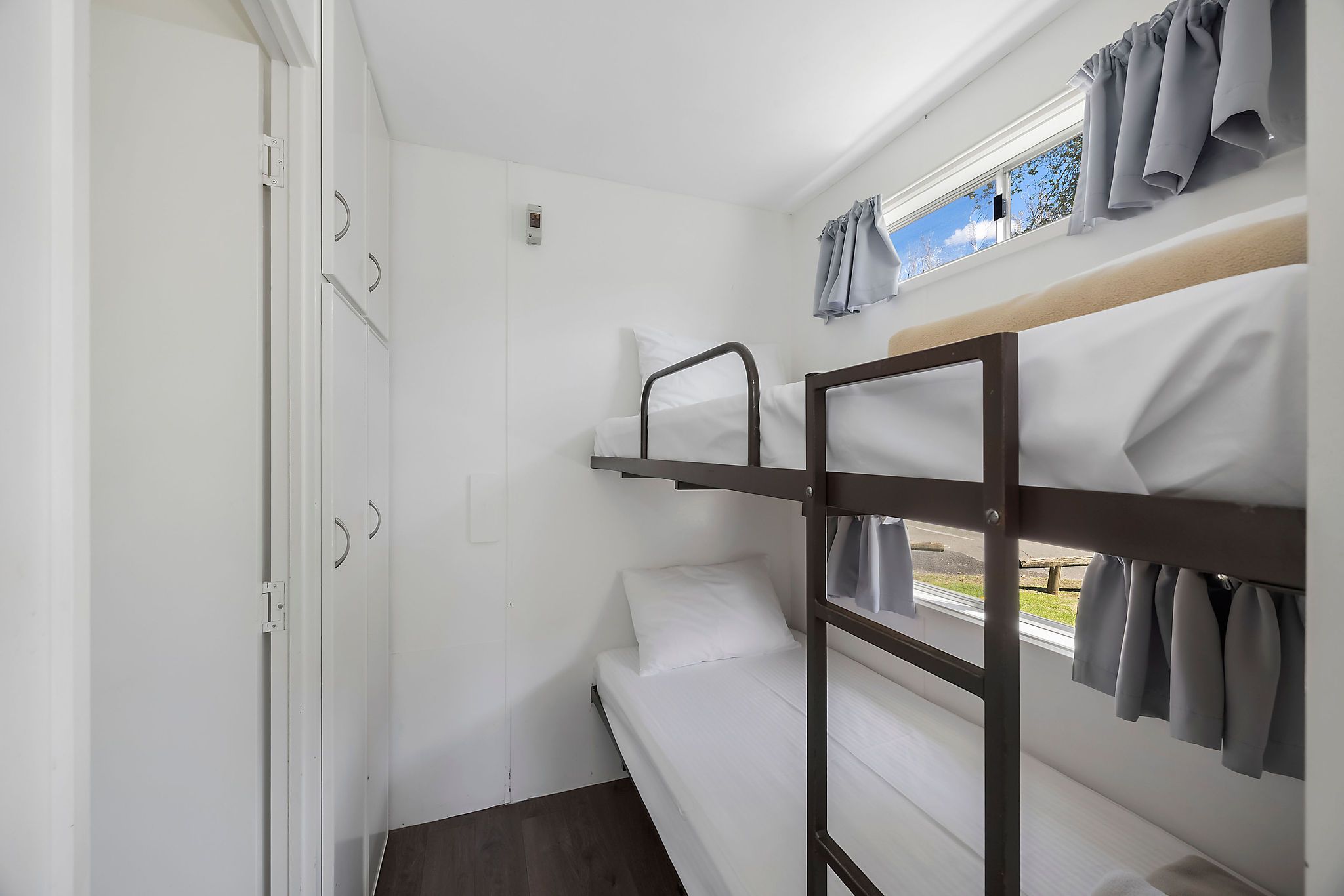 Tumut Economy Cabin - Sleeps 4 - bedroom