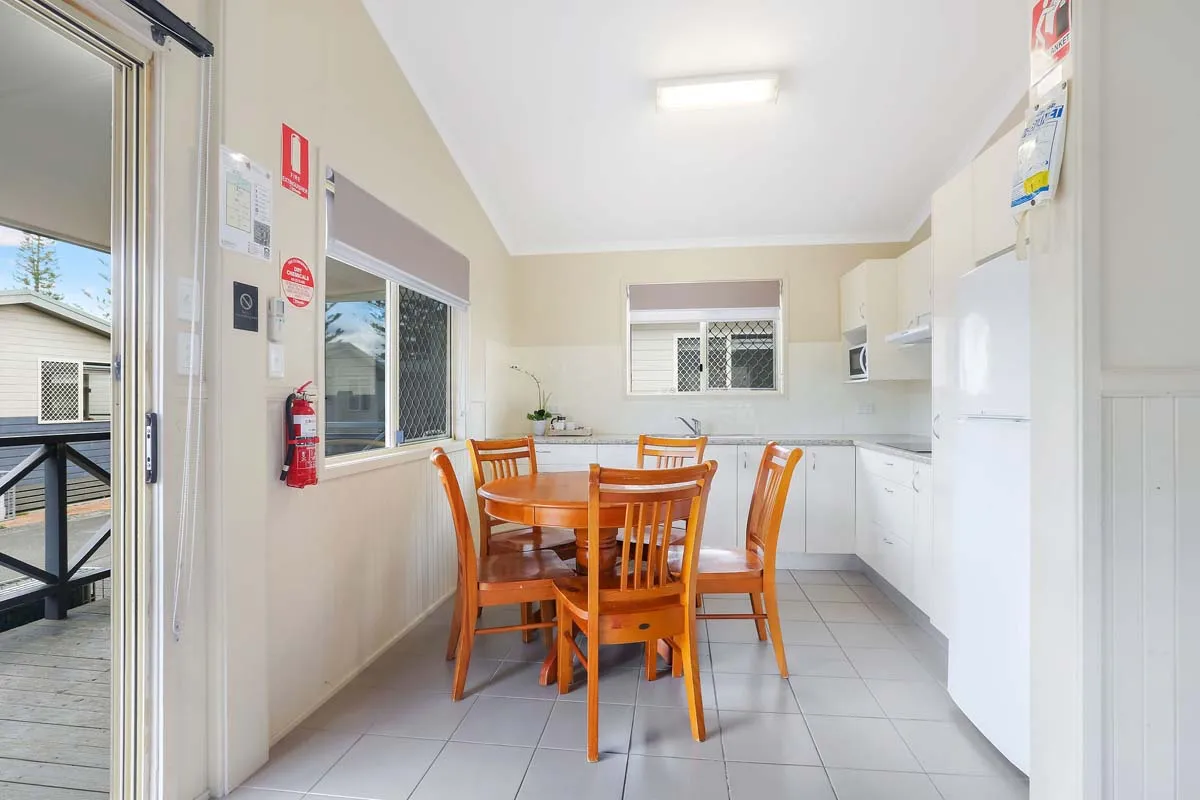 Tuncurry - Deluxe Cabin - Sleeps 5 - Dog Friendly 