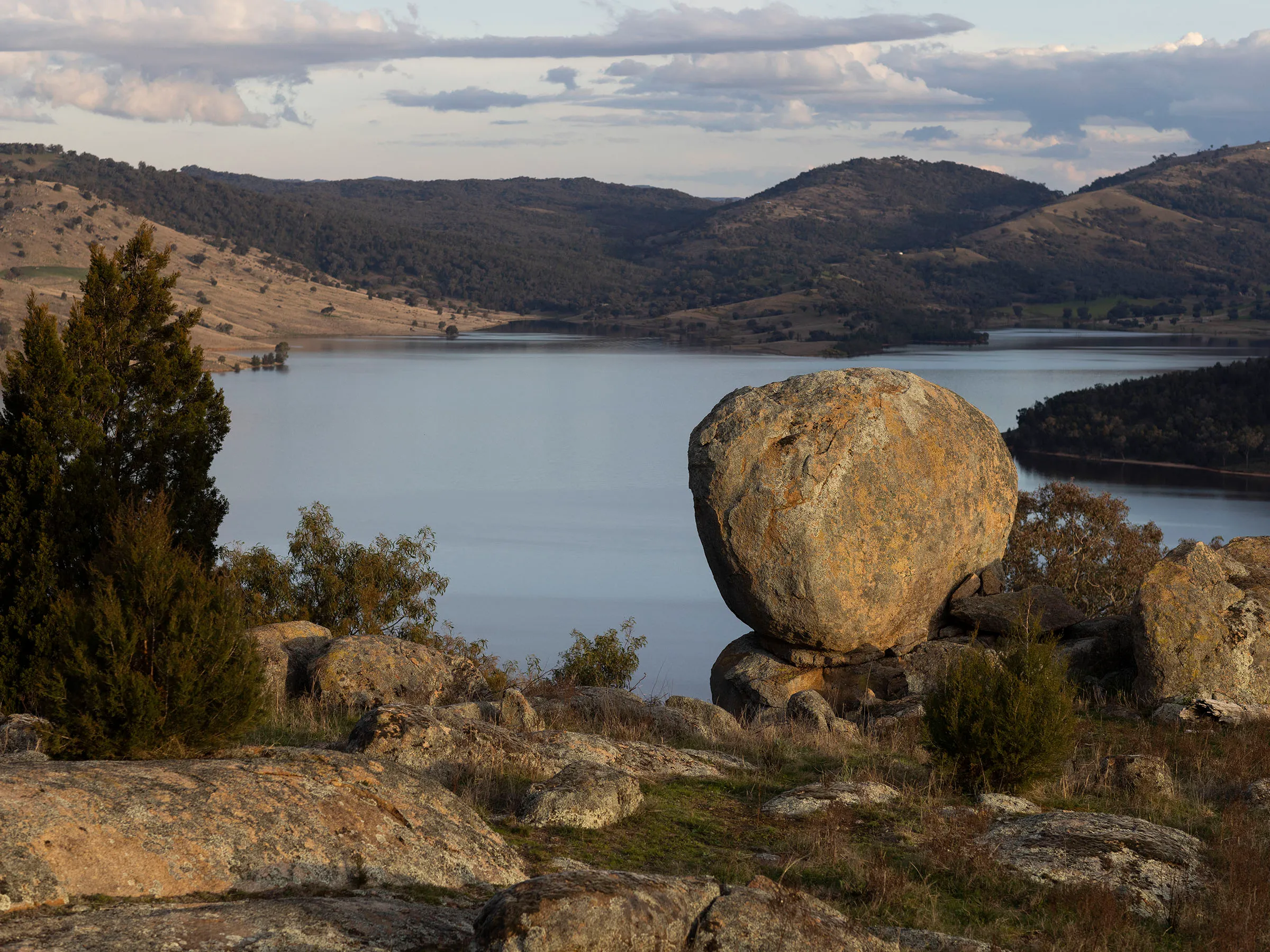 Reflections Wyangala Waters holiday and caravan park lachlan river with rocks