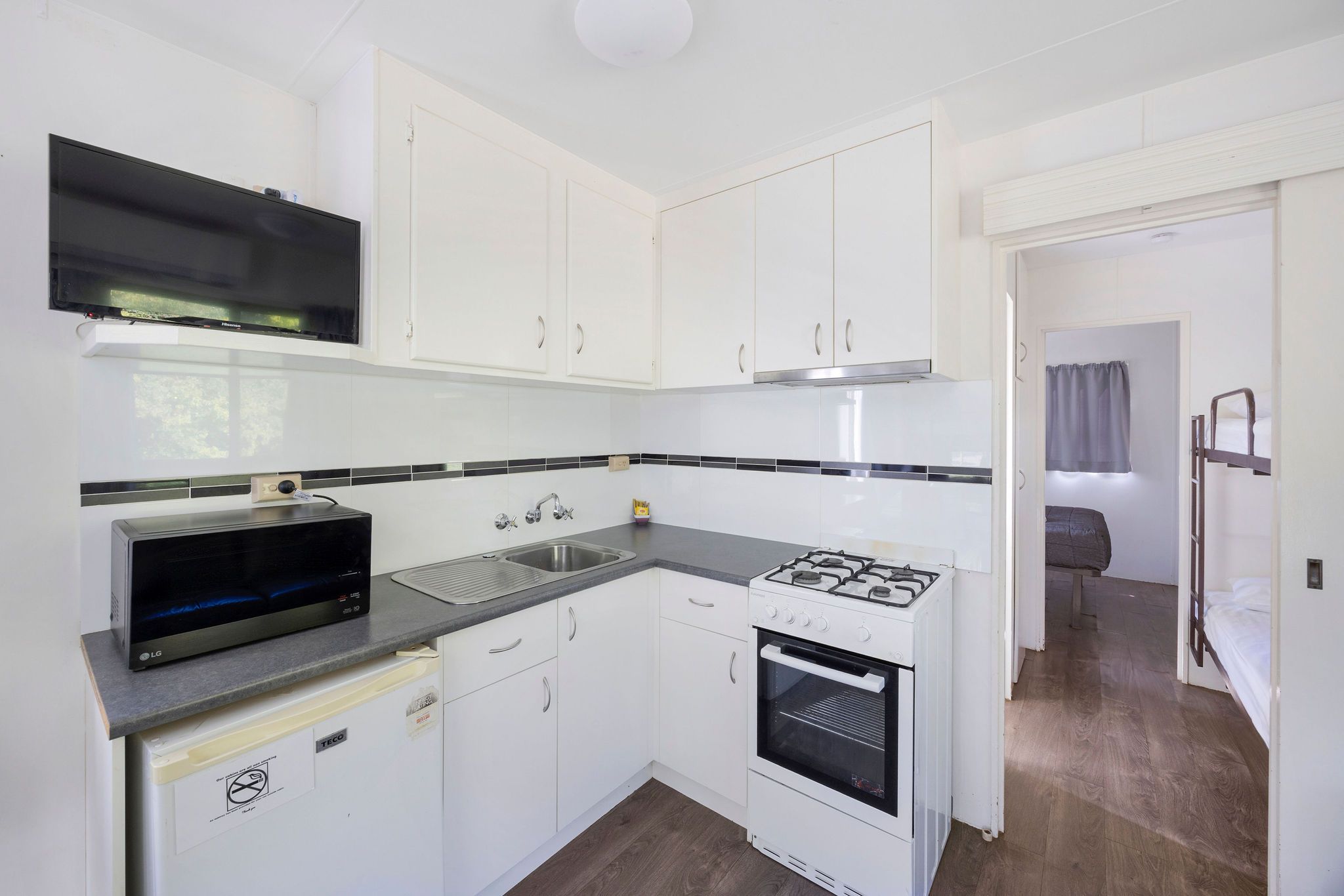 Tumut Economy Cabin - Sleeps 6 - kitchen