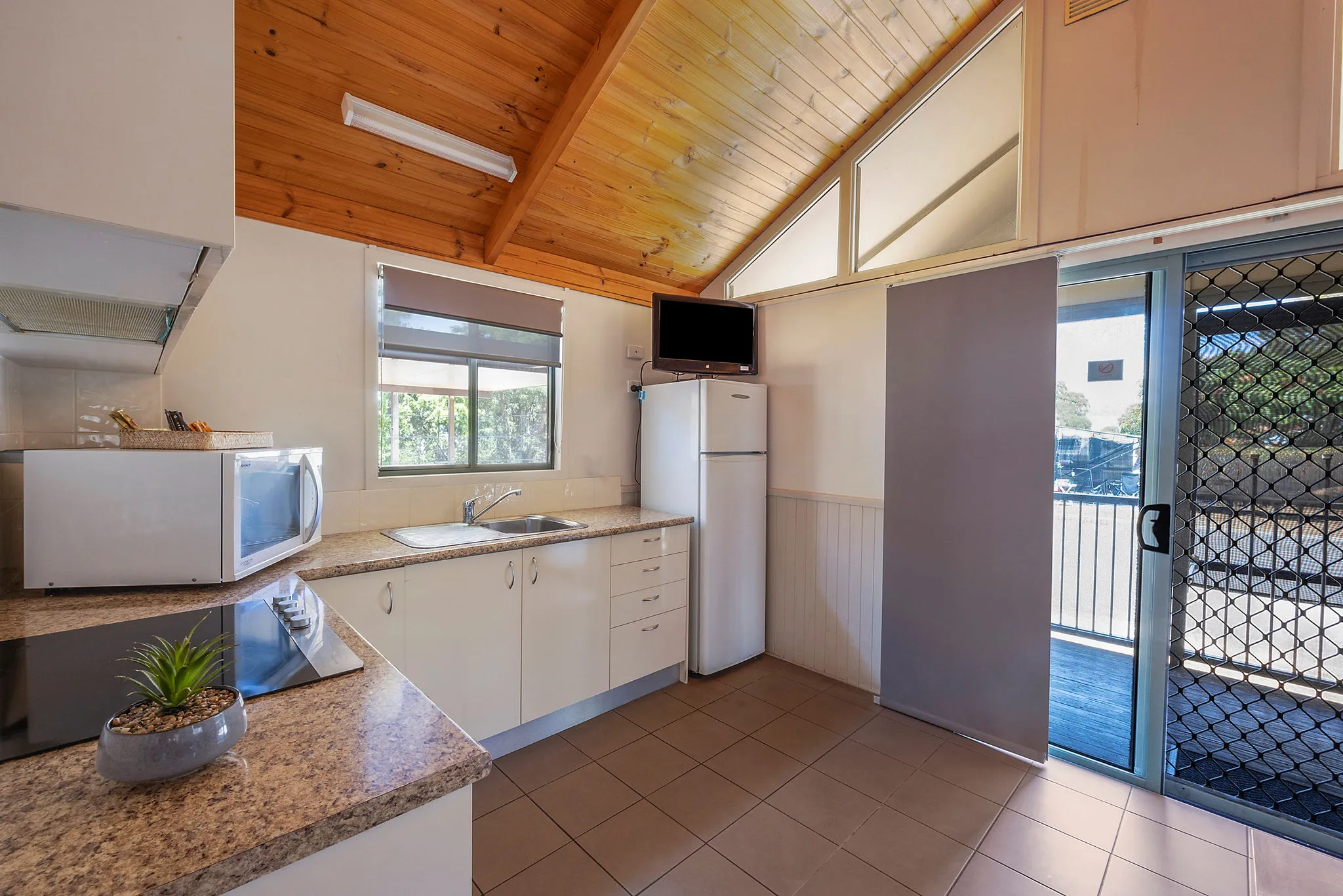 Tuncurry - Deluxe Cabin - Sleeps 6 - Kitchen