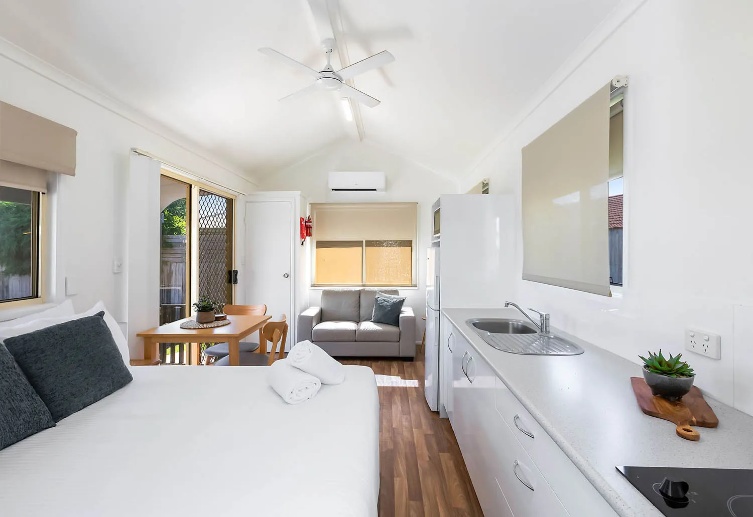 Ballina Standard Cabin - Sleeps 2 bed to kitchen