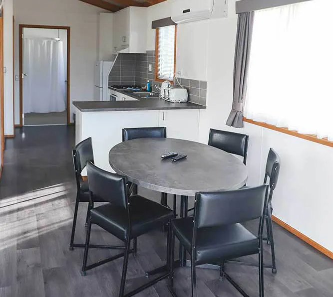 Tumut River Deluxe cabin - sleeps 6 easy access kitchen-dining