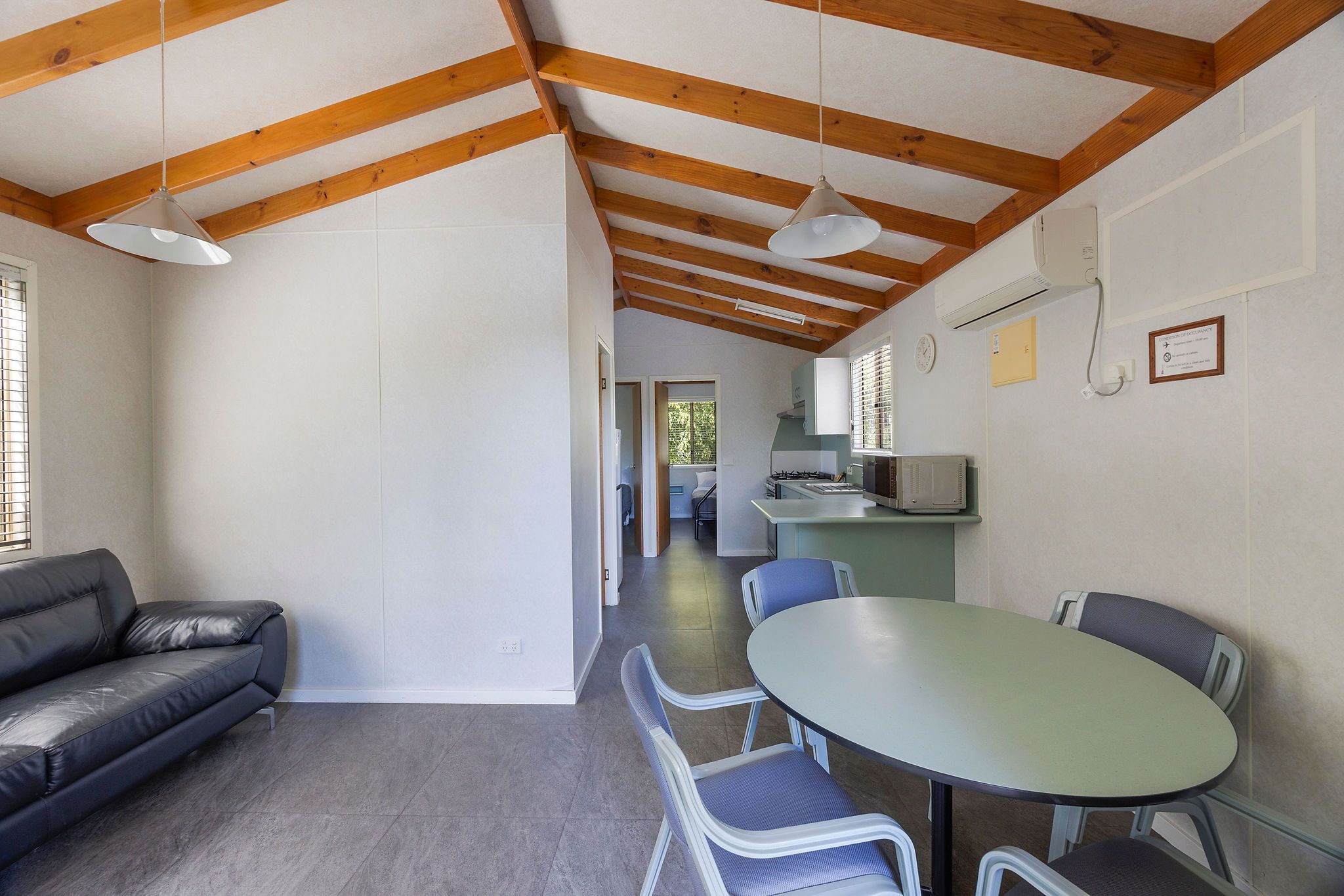 Tumut Deluxe Cabin - Sleeps 5 - dining