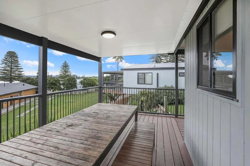 Forster Beach - Deluxe Cabin - Sleeps 5 - Verandah