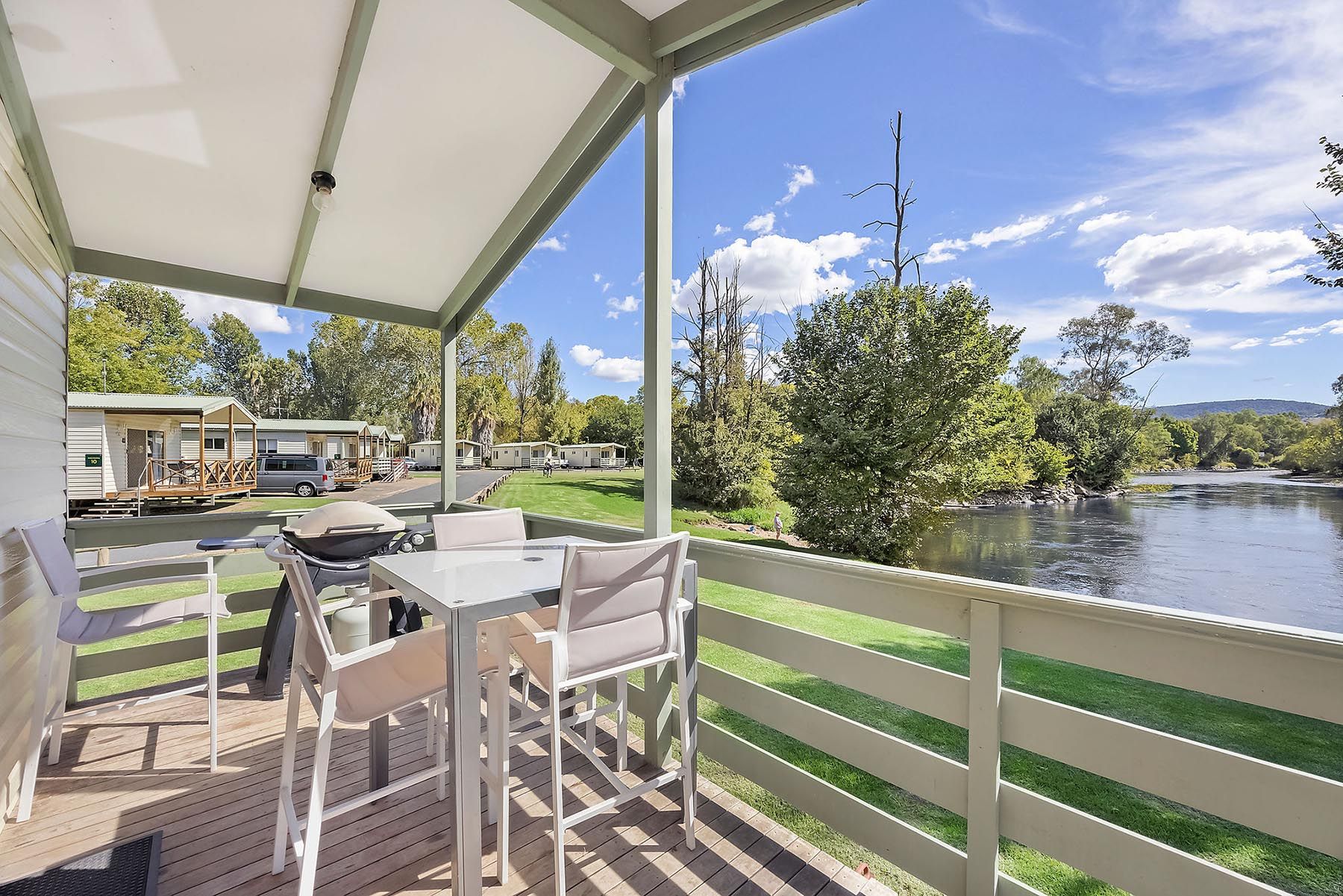 Tumut Deluxe Cabin - Sleeps 6 - verandah