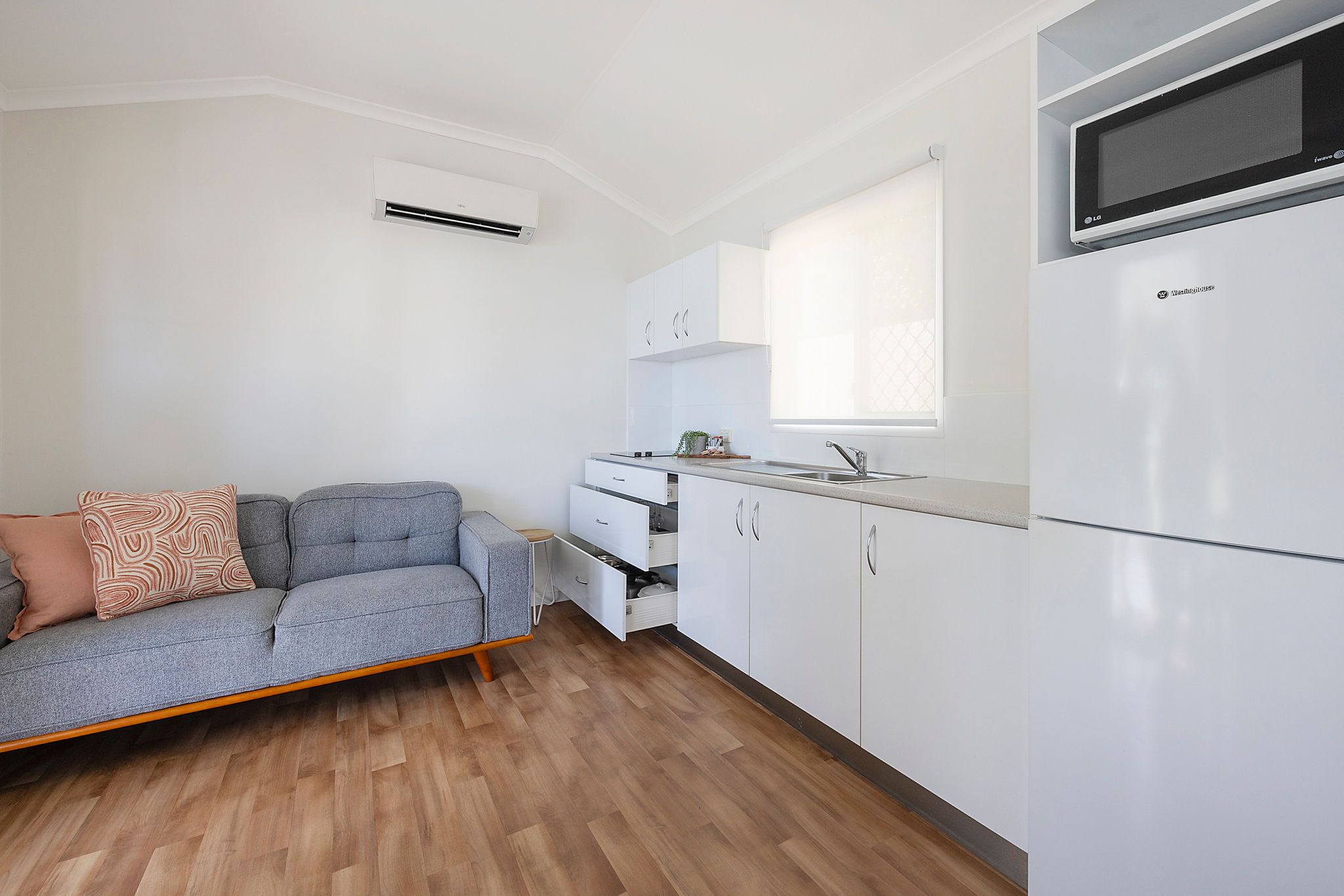 Ballina Deluxe Cabin - Sleeps 2 - Living-Kitchen -