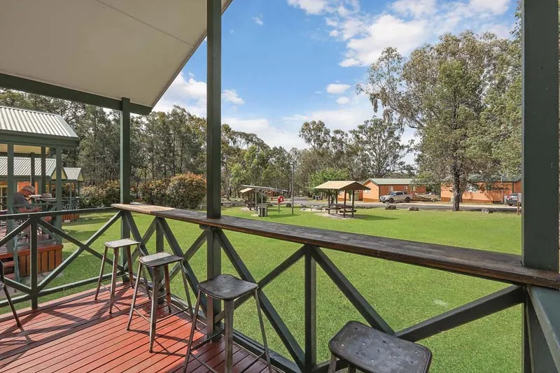 Copeton Waters Deluxe Cabin - verandah