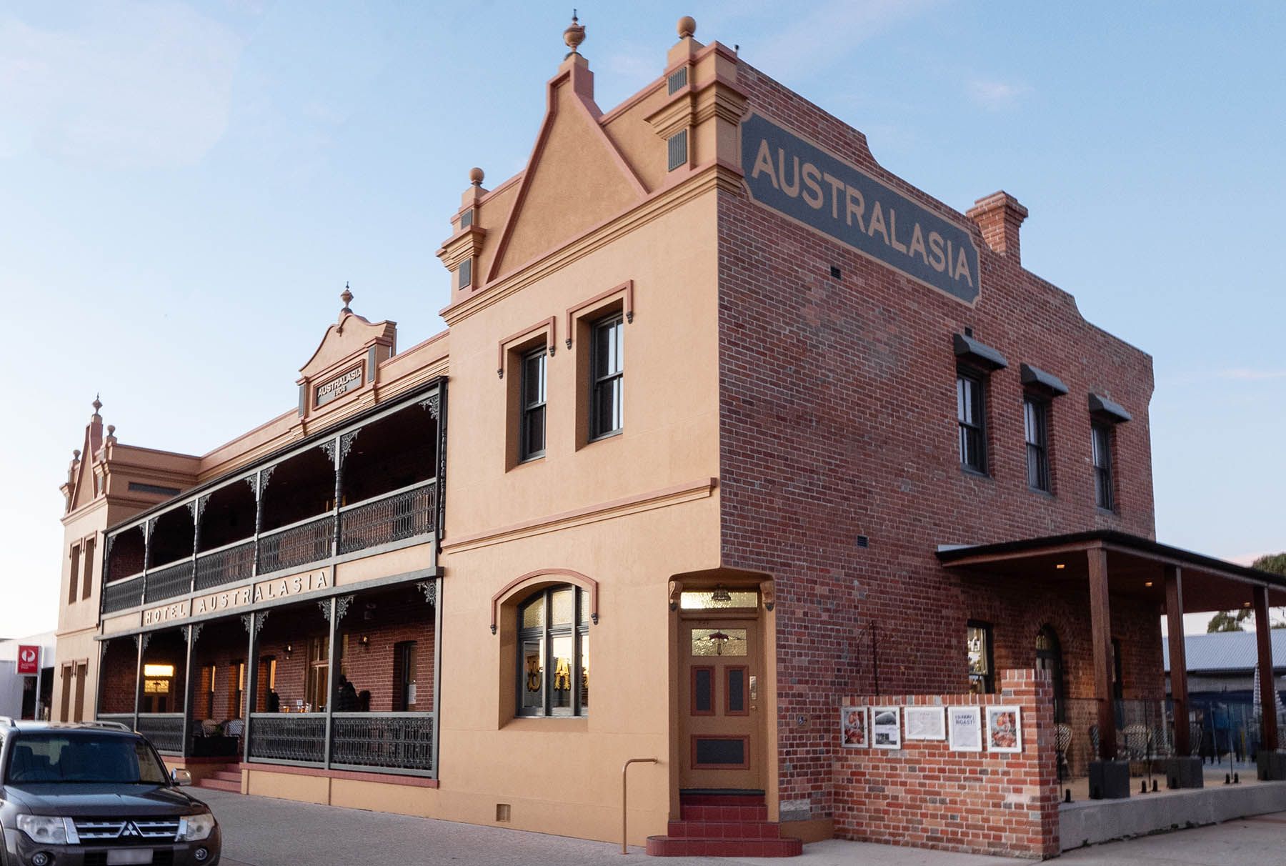 Australasie Pub - Ambassador Jen and Andy