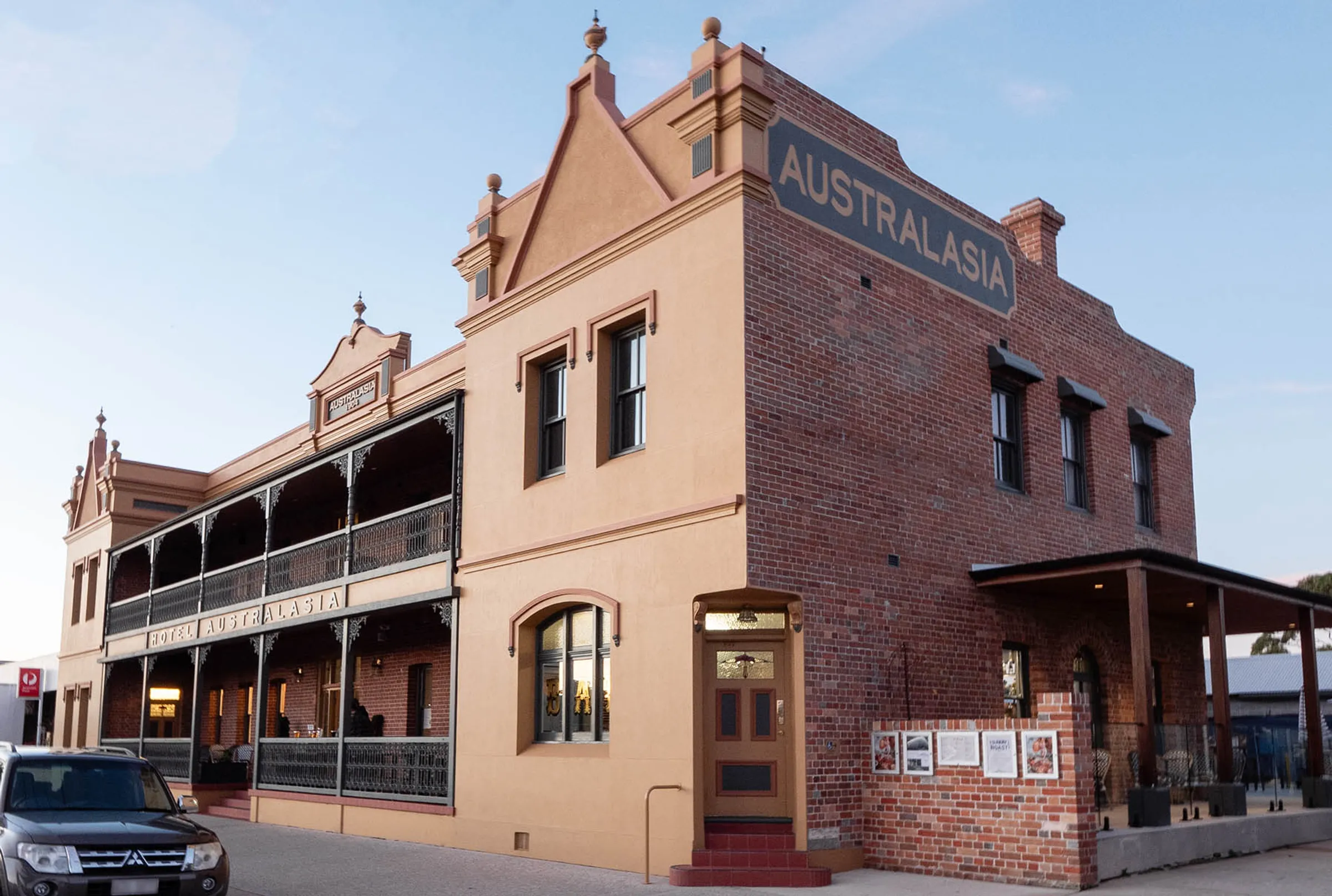 Australasie Pub - Ambassador Jen and Andy