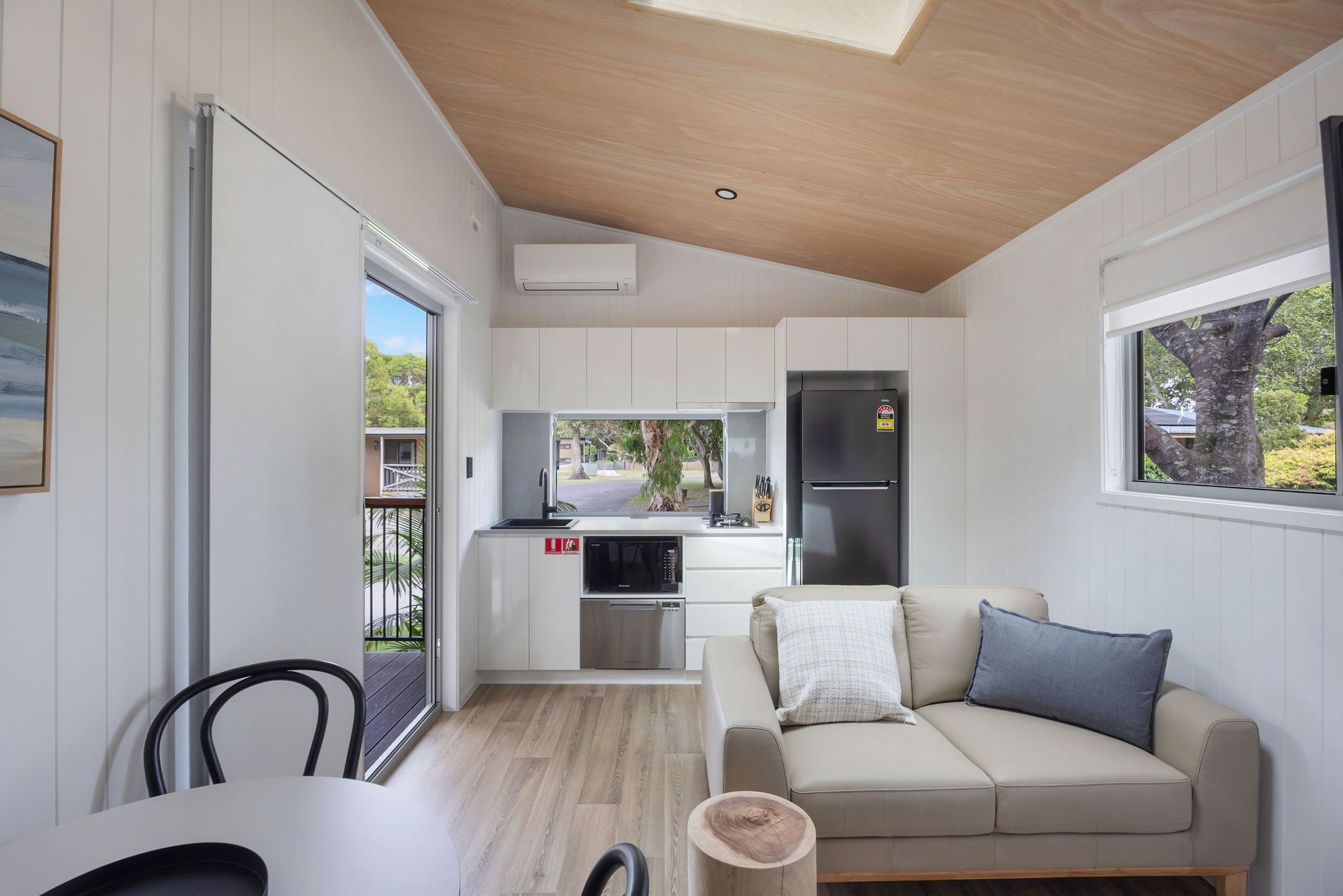 Lennox Head - tiny home sleeps 4 - open plan living