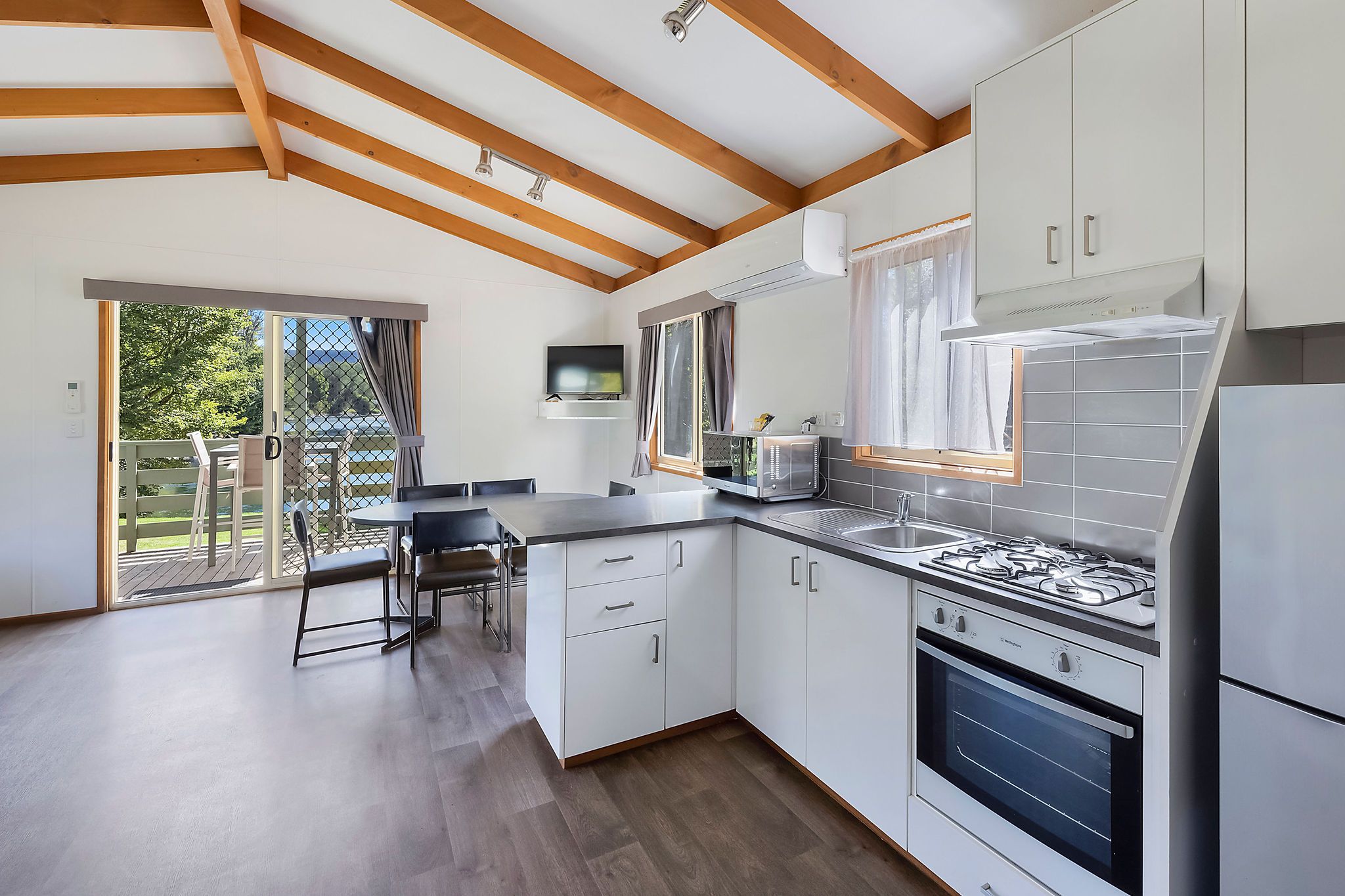 Tumut Deluxe Cabin - Sleeps 6 - kitchen