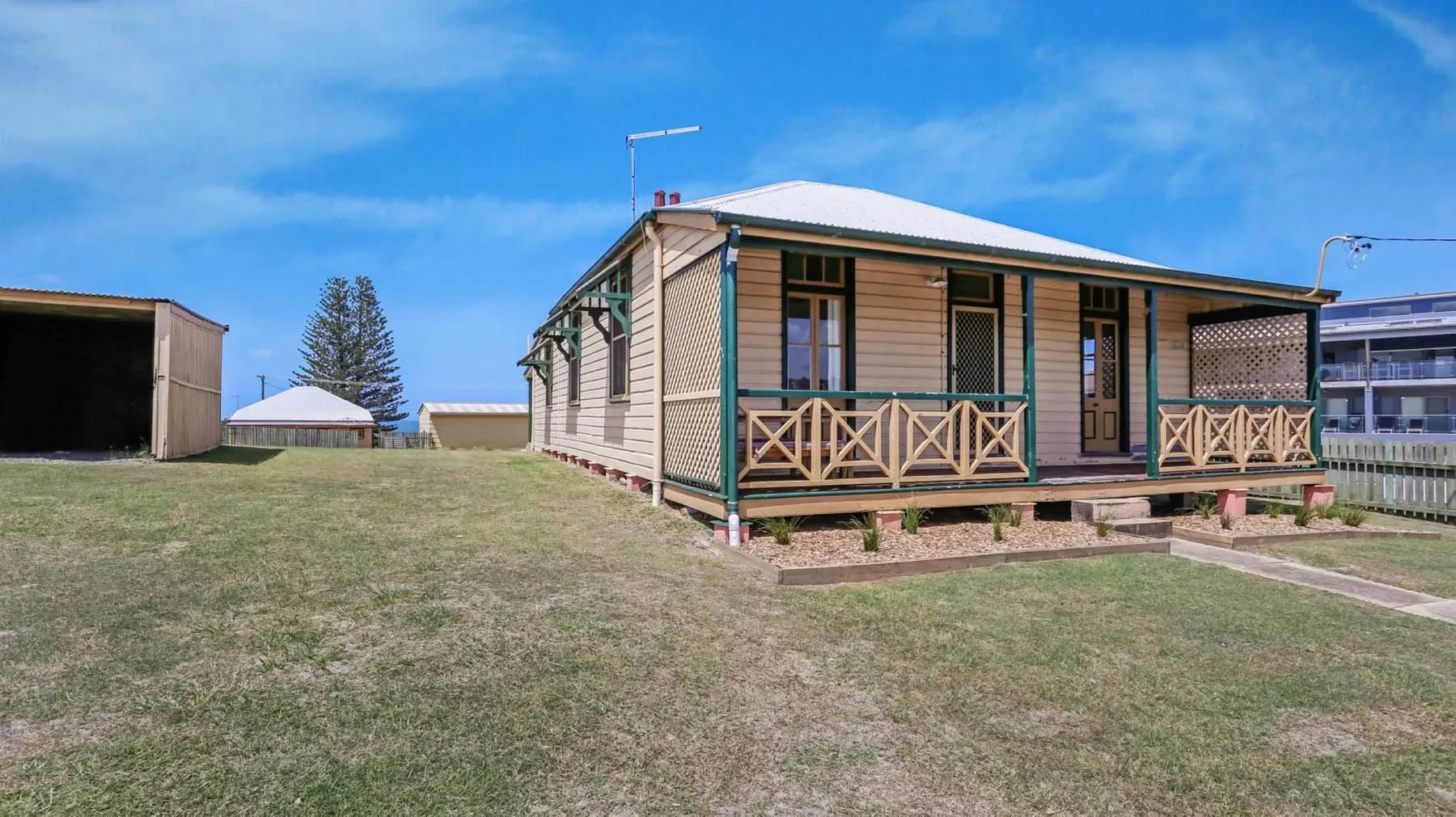 Yamba Lighthouse Cottages - Sleeps 10 - Dog Friend