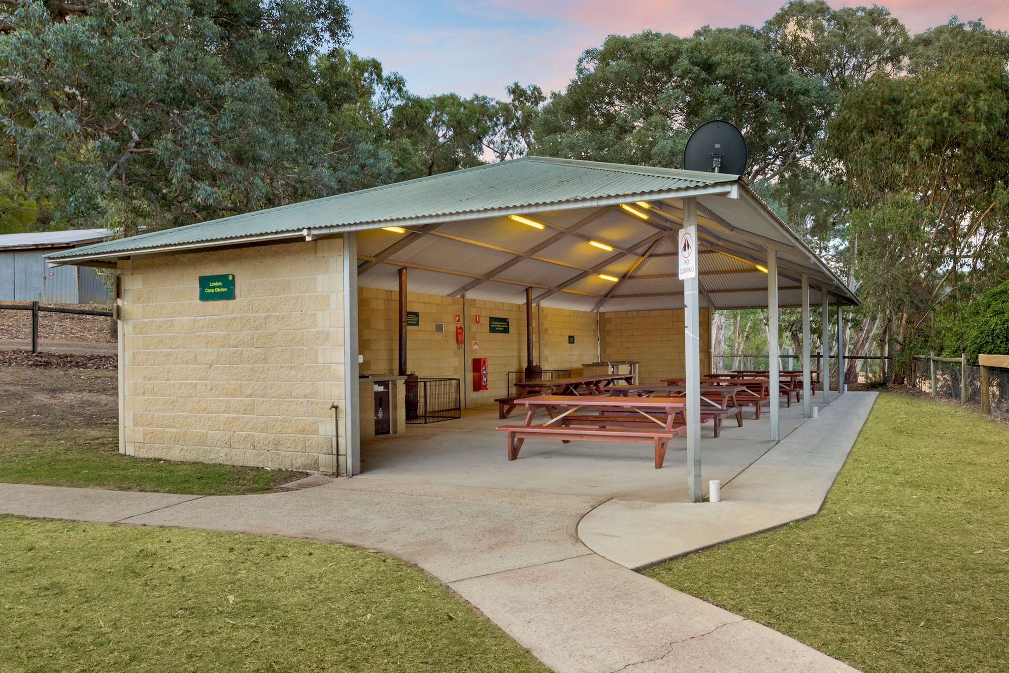 Burrinjuck Waters - camp kitchen in Browns Picnic Area