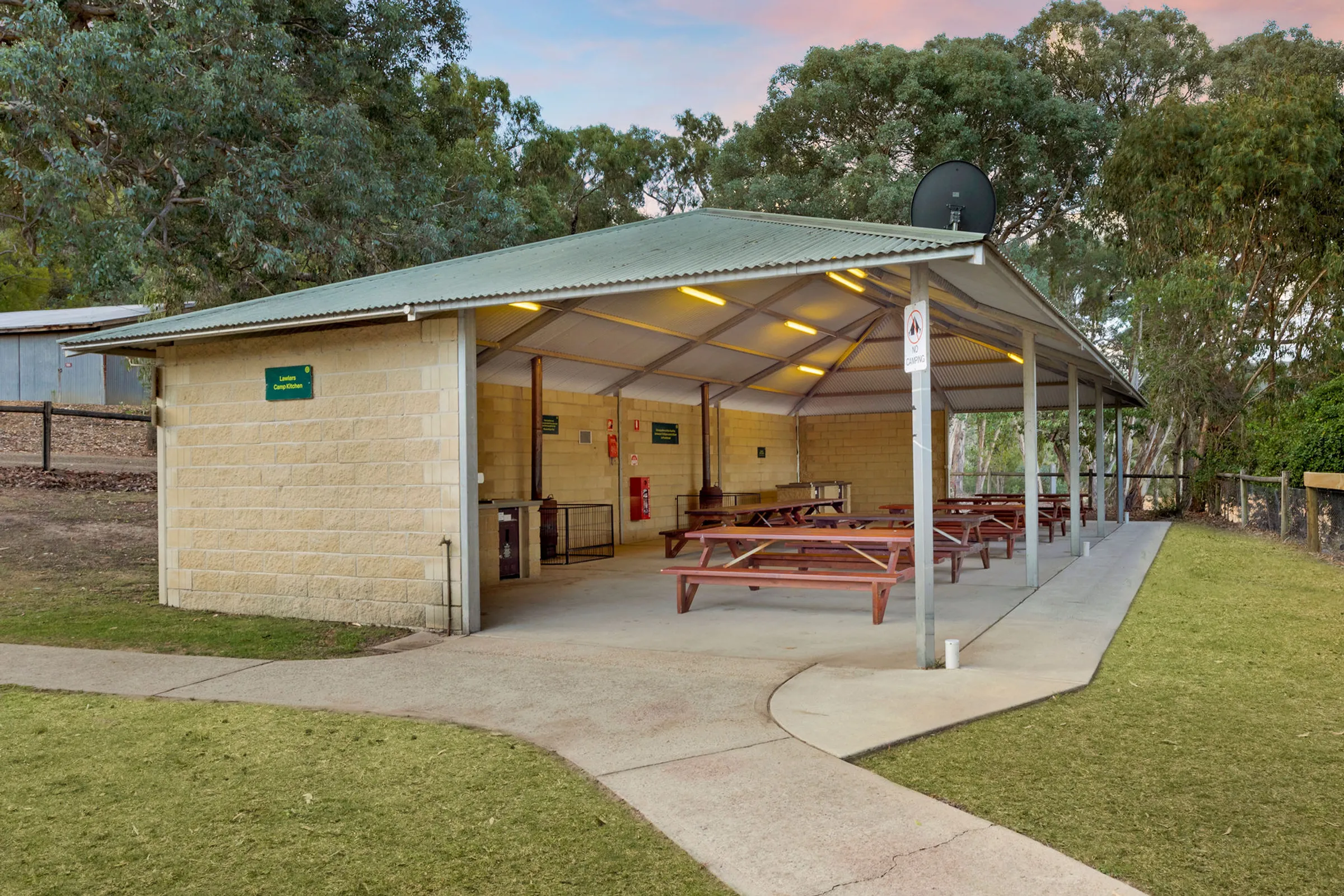 Burrinjuck Waters - camp kitchen in Browns Picnic Area