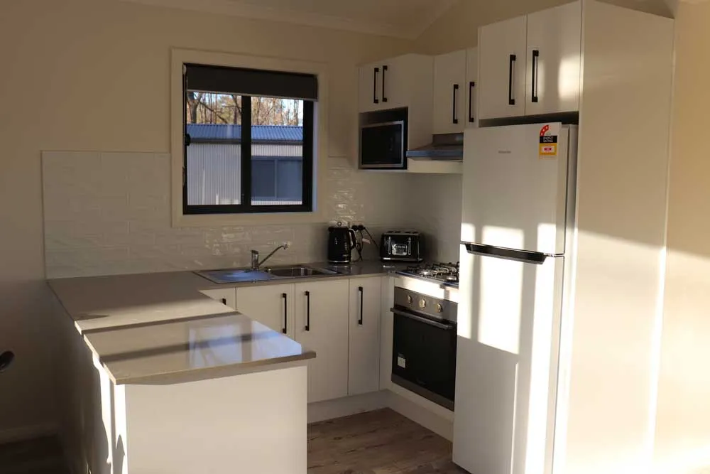 Tumut River Premium 3 bedroom cabin - kitchen