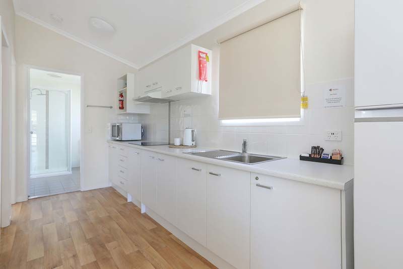 Mylestom - Deluxe Cabin - Sleeps 5 - Kitchen