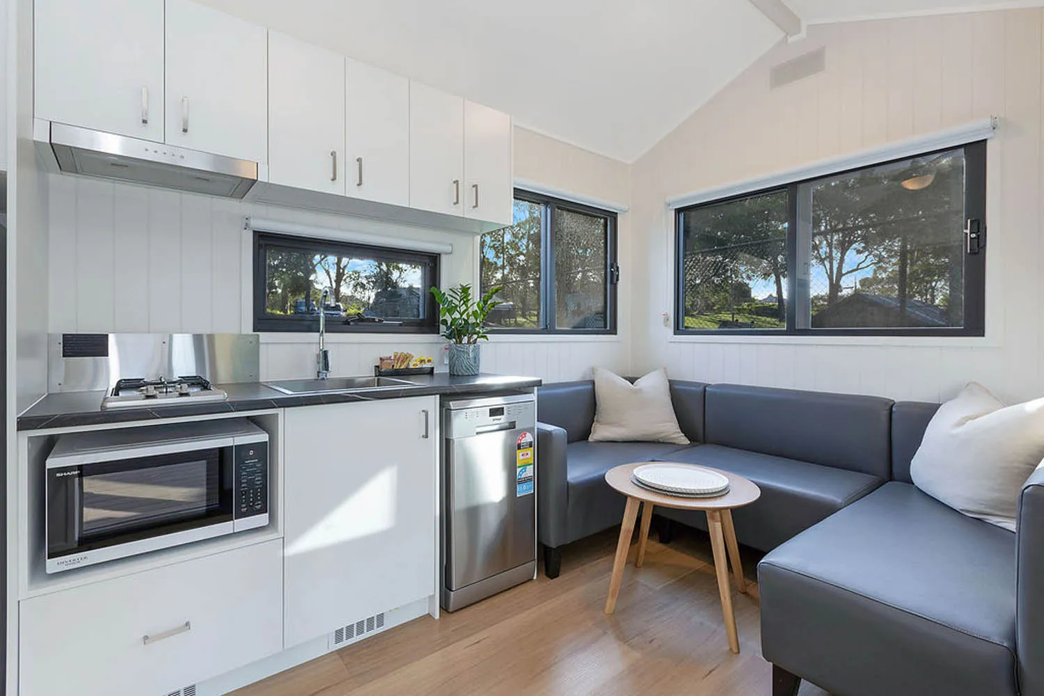 Moonee Beach - Premium Tiny Home - Sleeps 2 - Dog 