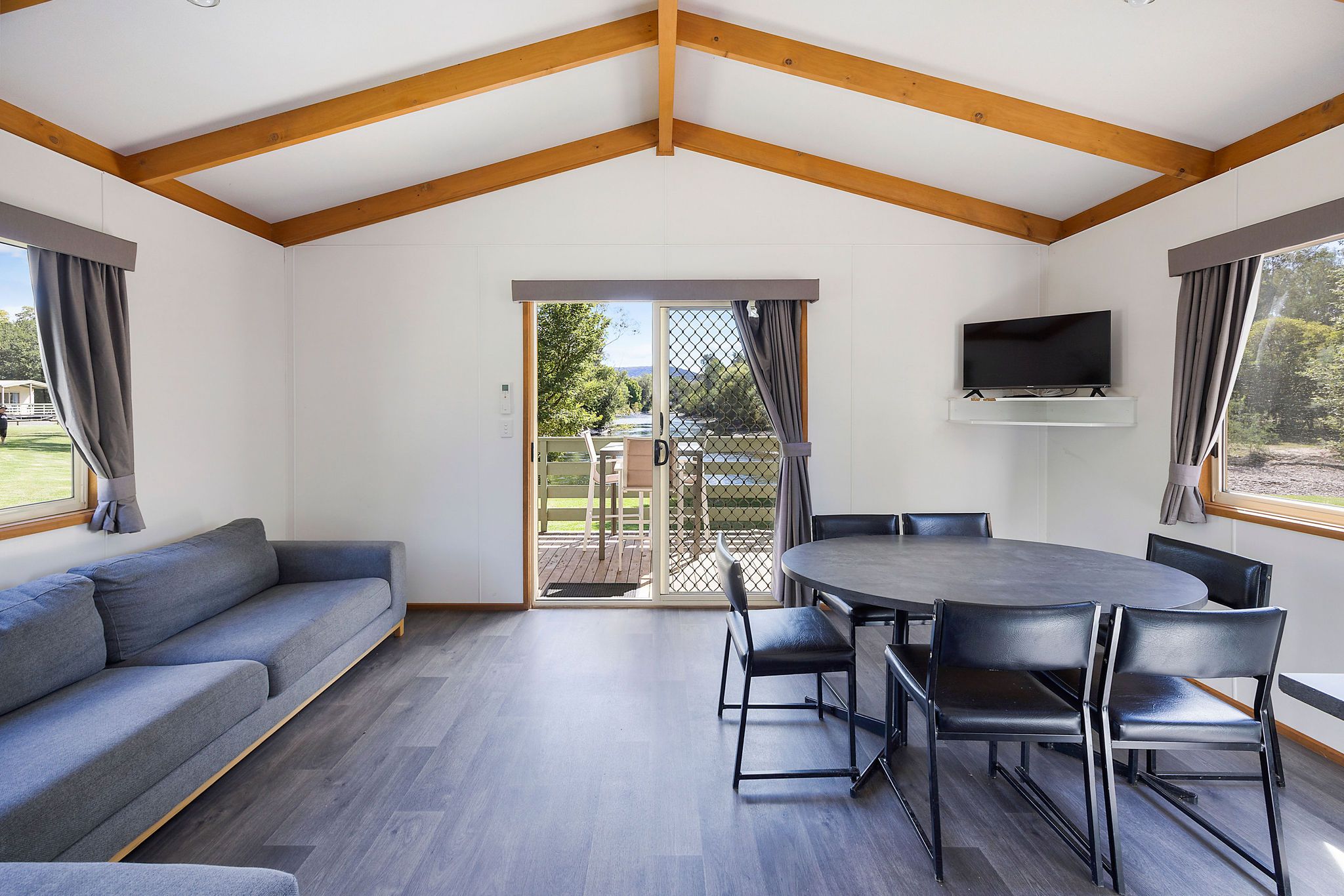 Tumut Deluxe Cabin - Sleeps 6 - lounge dining