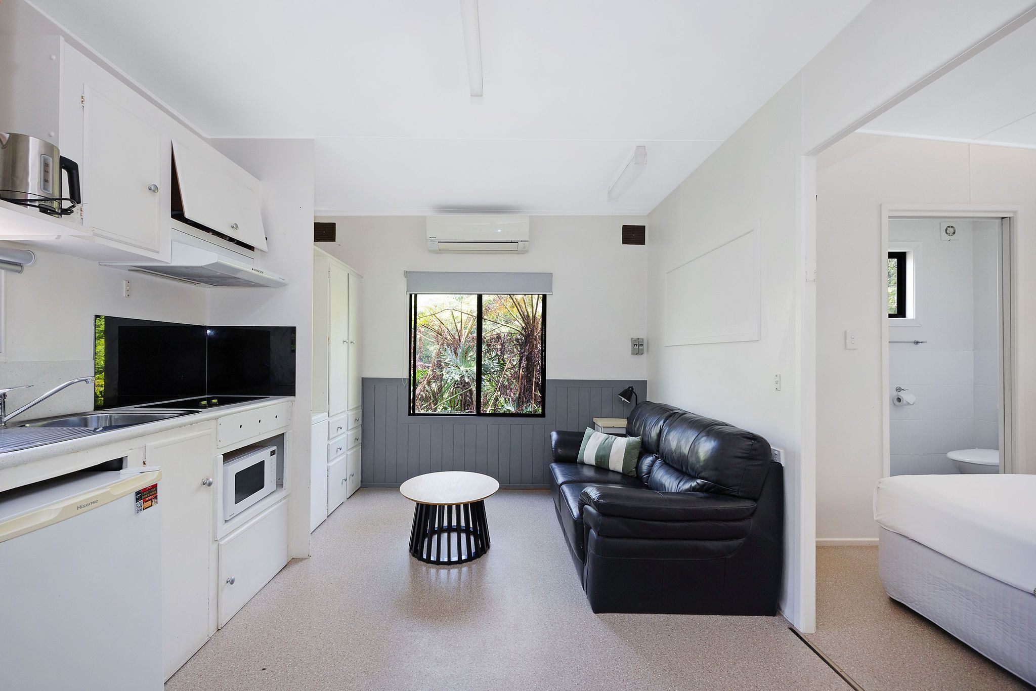 Nambucca Heads -Economy Cabin sleeps 2 - kitchen