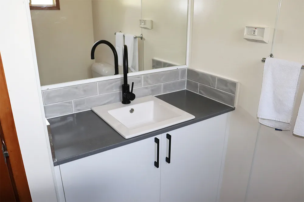 Tumut Deluxe Cabin - Sleeps 4 - Lifestyle - vanity