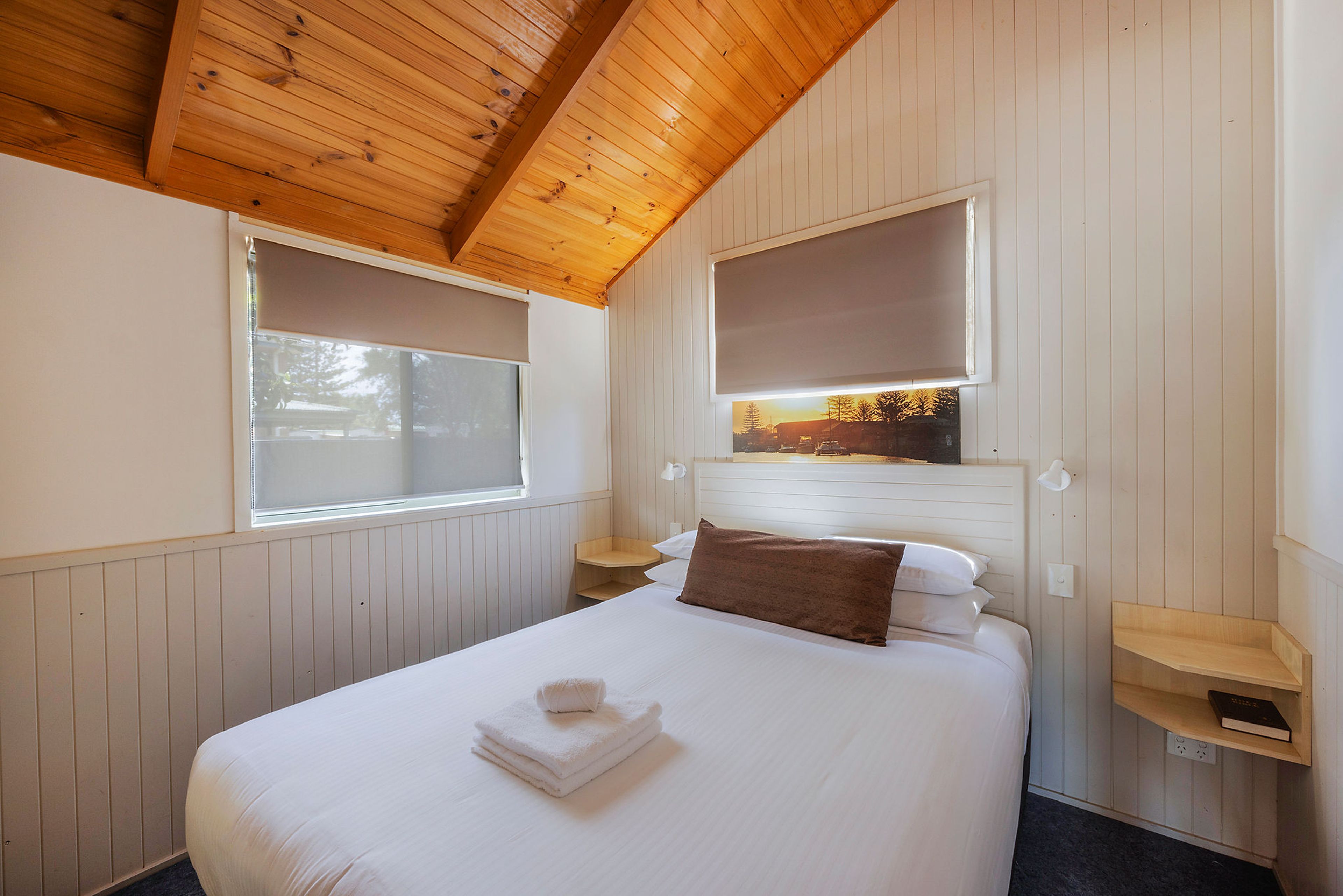 Tuncurry - Deluxe Cabin - Sleeps 6 - Main Bed