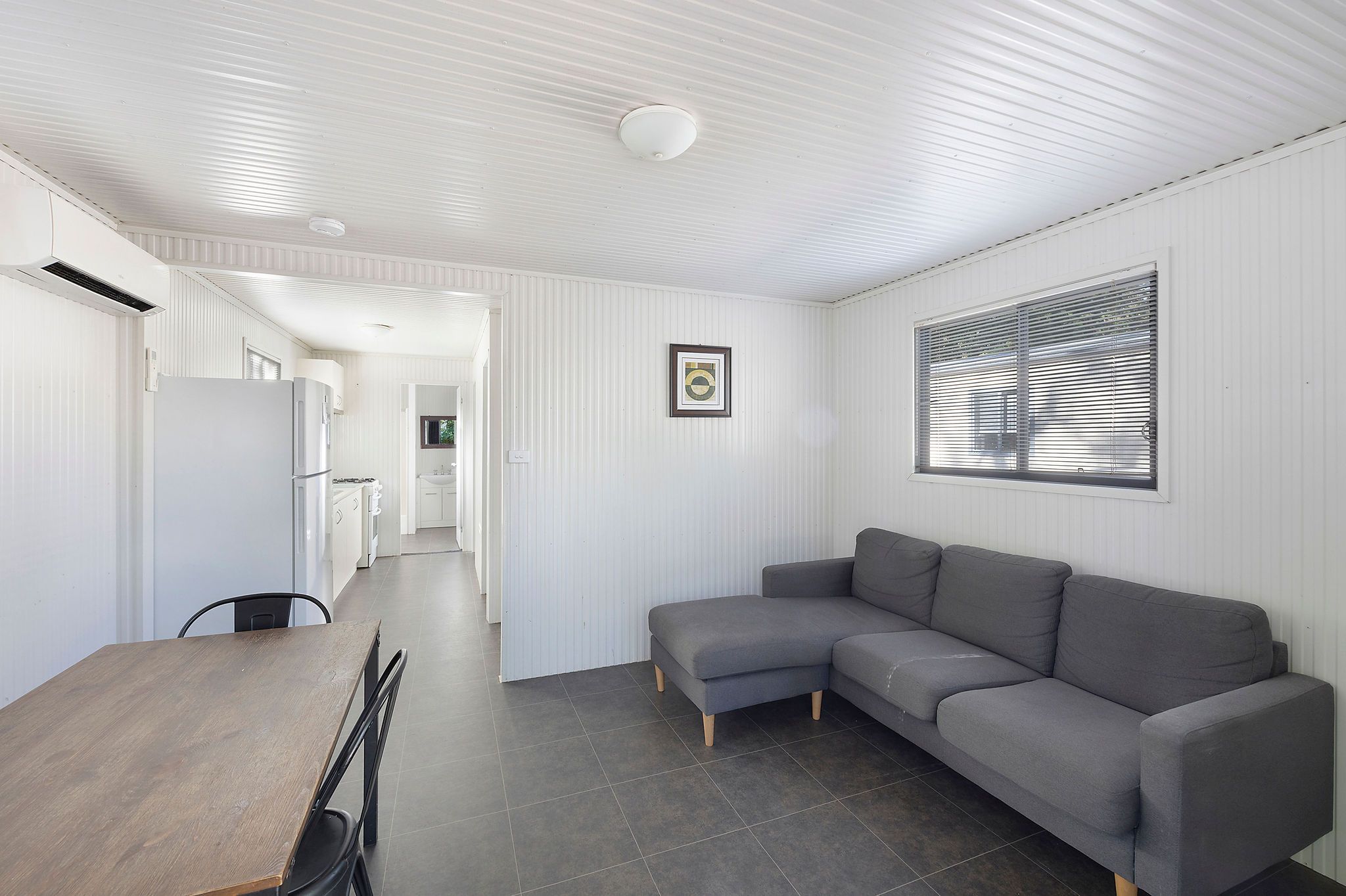 Tumut Standard Cabin - Sleeps 5 - Riverbreeze - dining