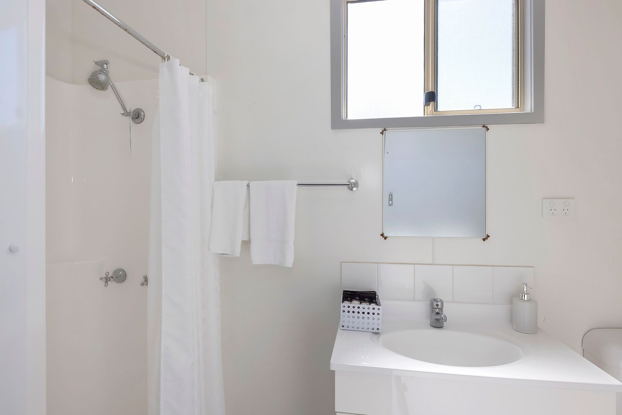 Forster Beach - Economy Cabin - Sleeps 4 - Bathroom