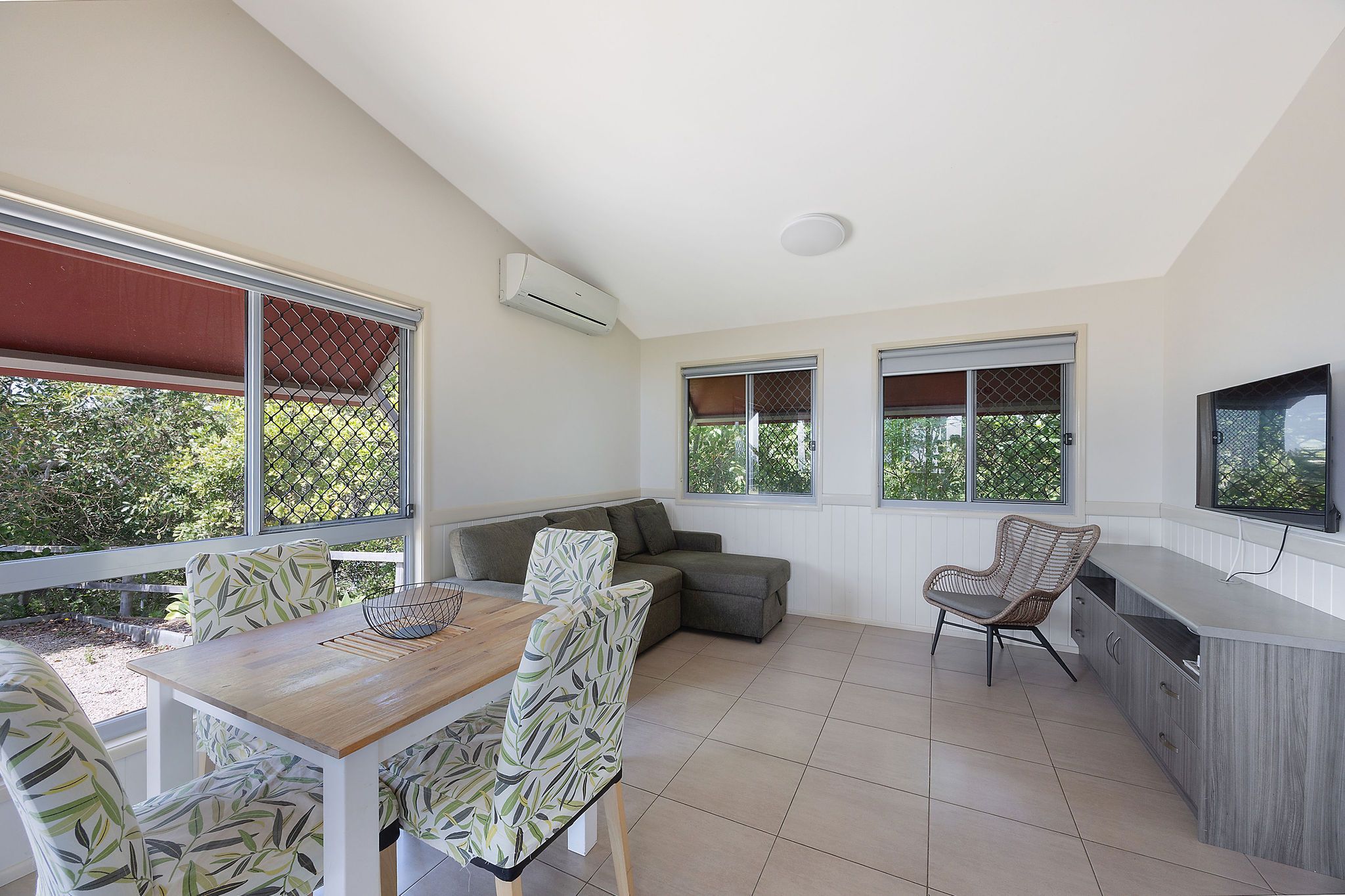 Nambucca Heads Deluxe Cabin - Sleeps 6  - open plan living