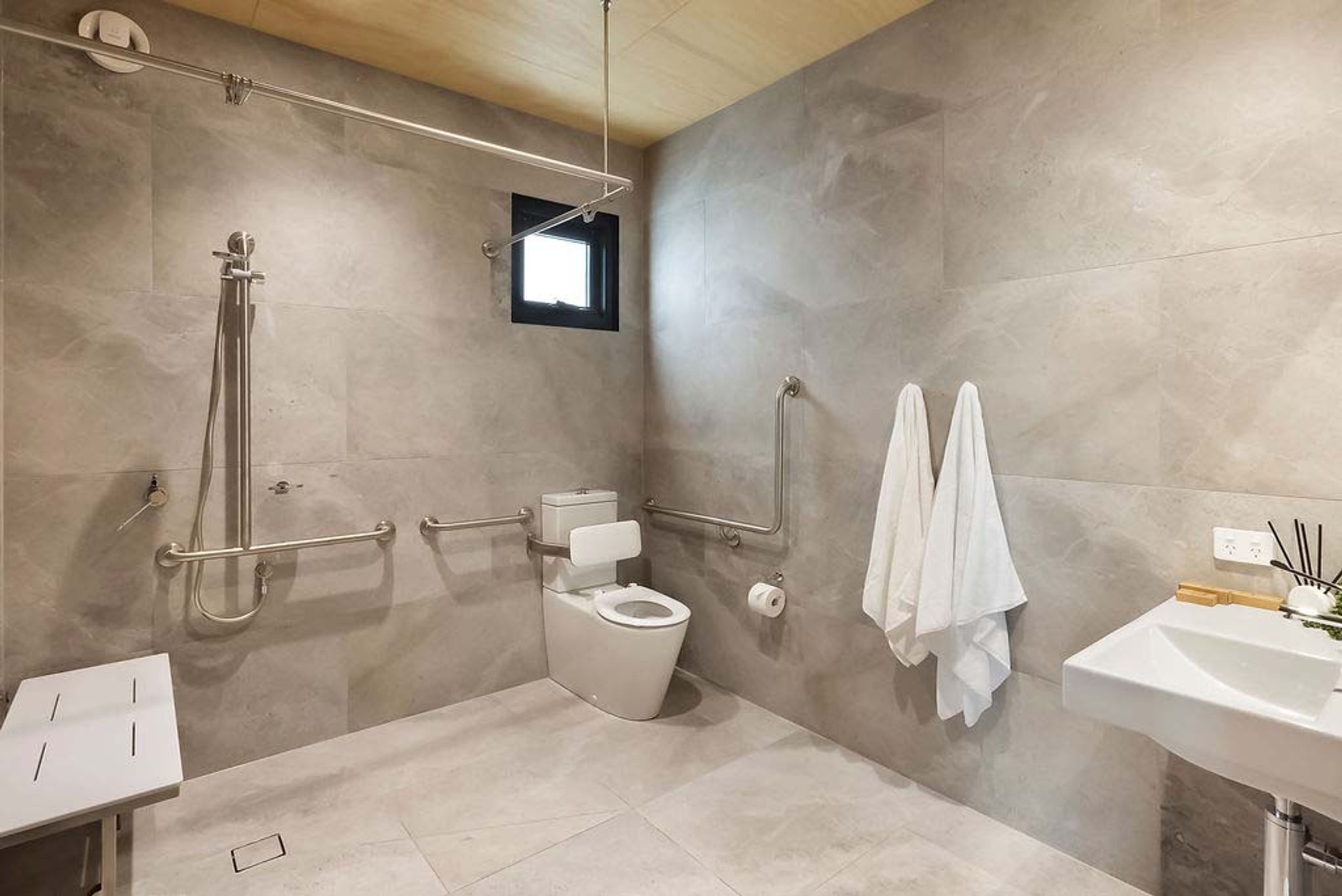 Hawks Nest Superior Villa - Accessible - Bathroom