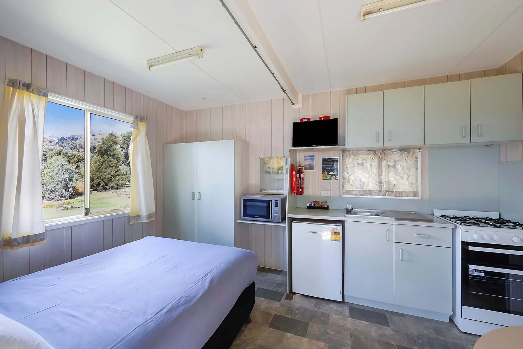 Grabine Lakeside - Economy Cabin - Sleeps 6 - Livi