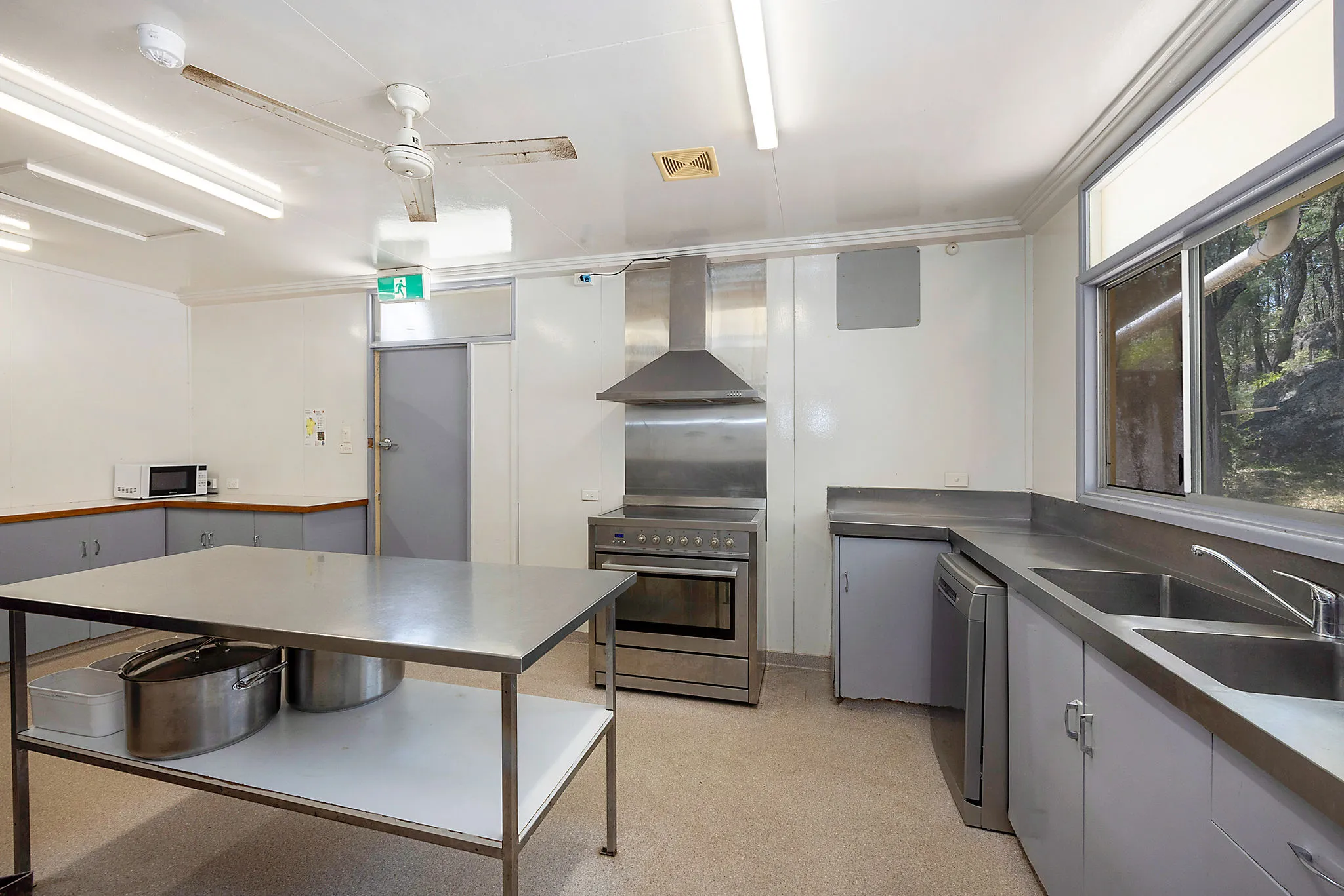 Copeton Waters - Bunkhouse - Sleeps 46 - Kitchen 2