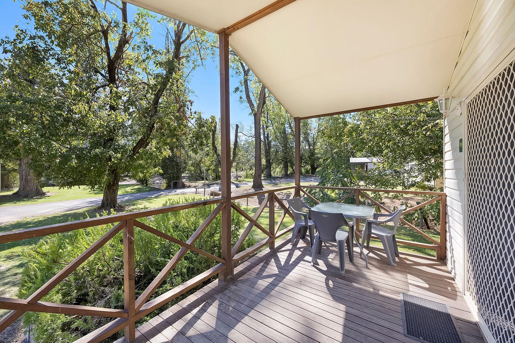 Tumut Deluxe Cabin - Sleeps 4 - Lifestyle - verandah