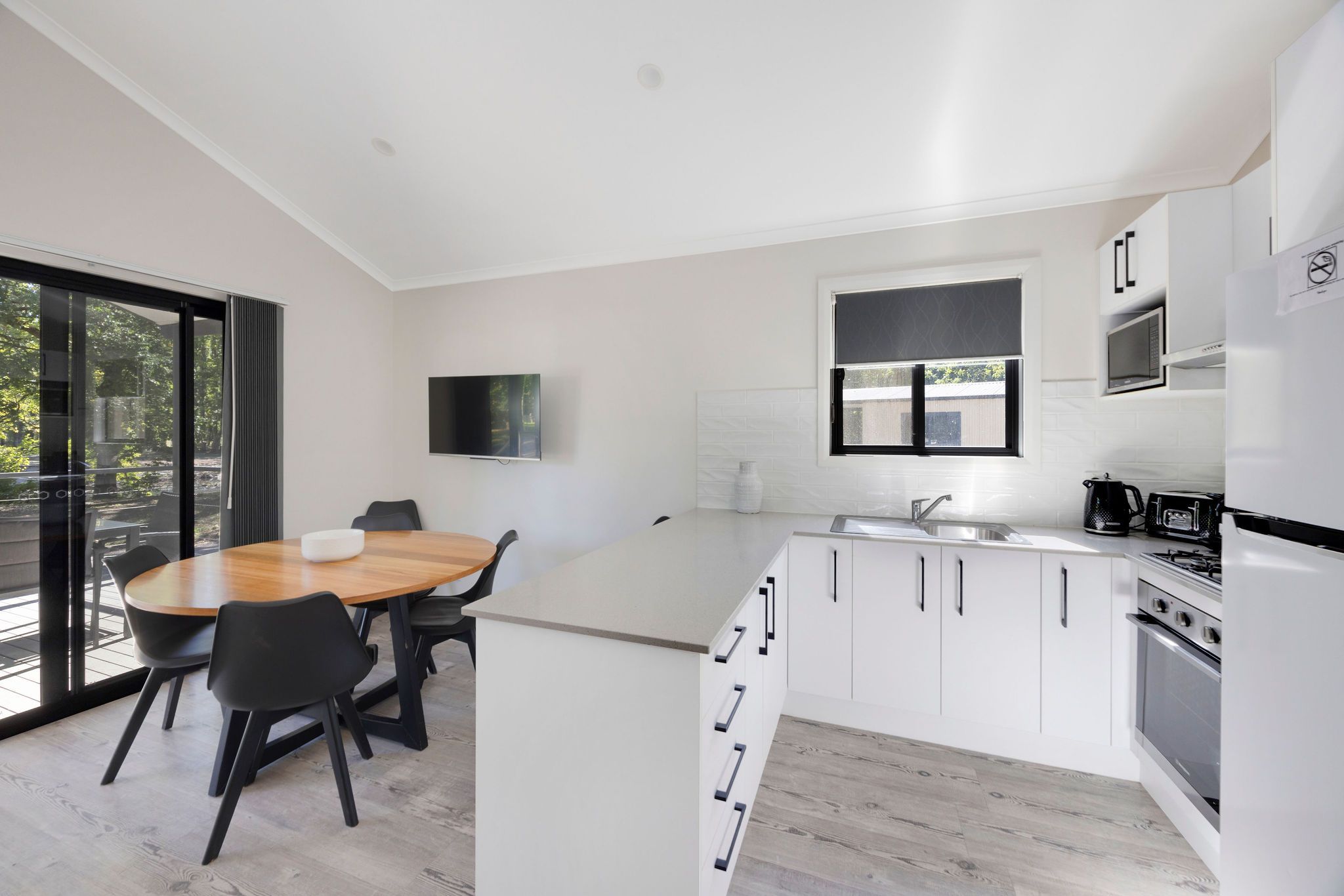 Tumut Premium 3 Bedroom Cabin - Sleeps 9 - kitchen