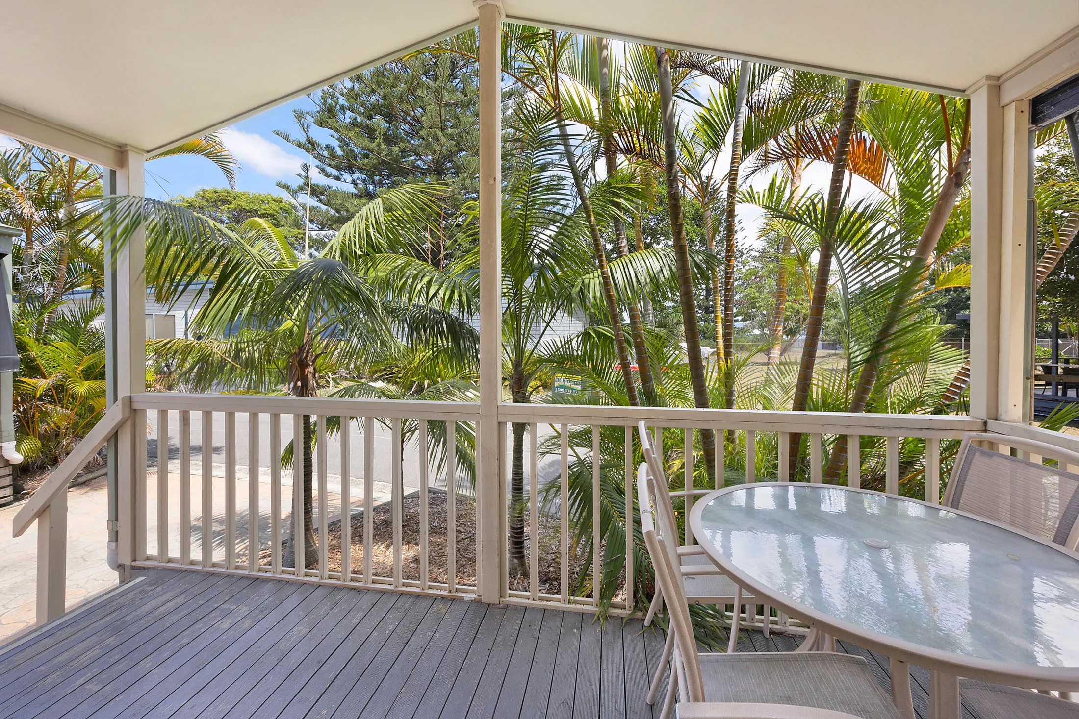 Tuncurry Deluxe Cabin - sleeps 4 - verandah