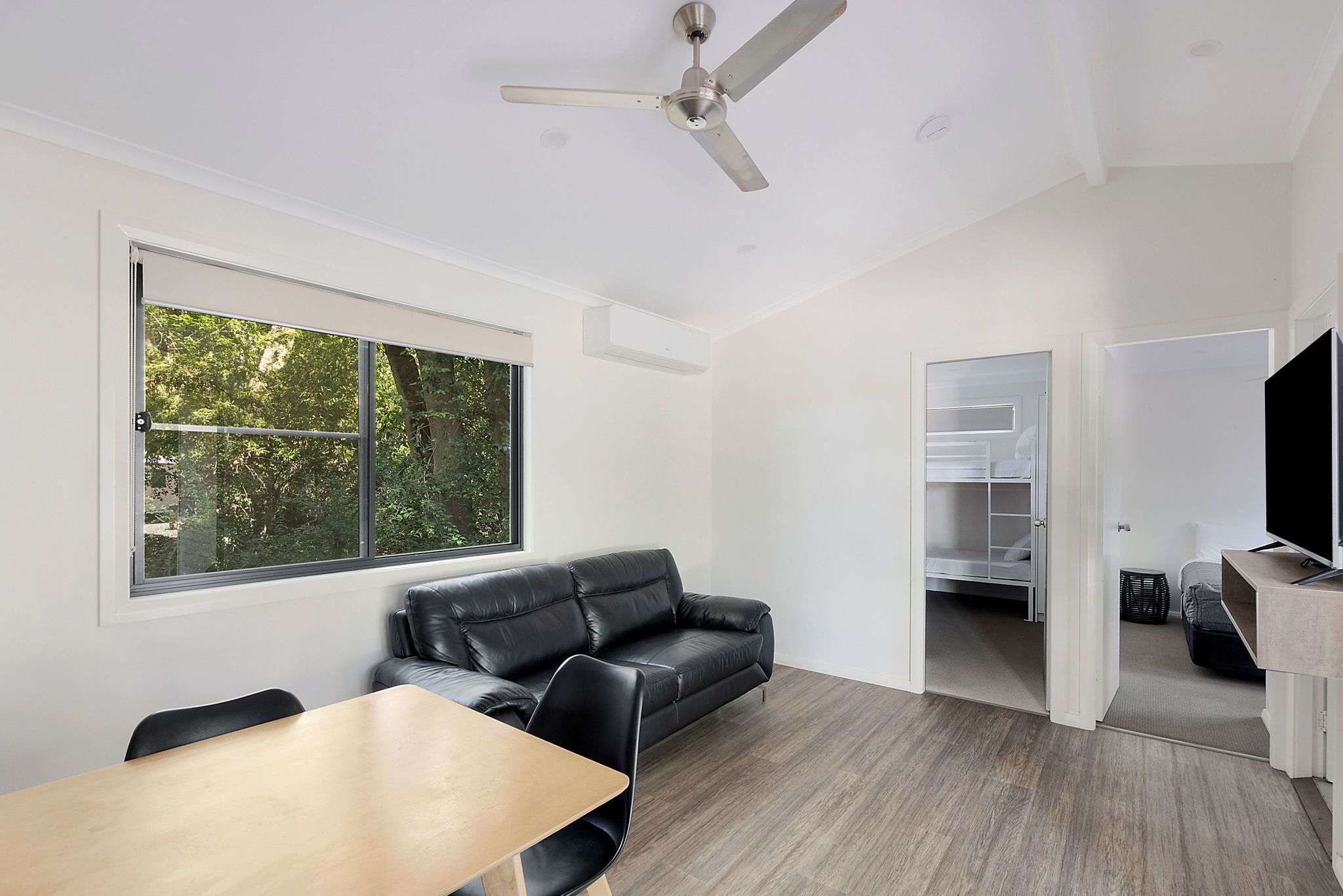 Tumut  Premium 2 Bedroom Cabin - Sleeps 6 - lounge dining