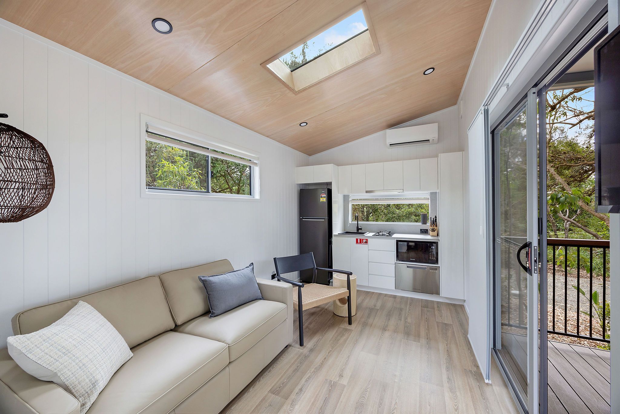 Lennox Head tiny home - sleeps 2 - lounge