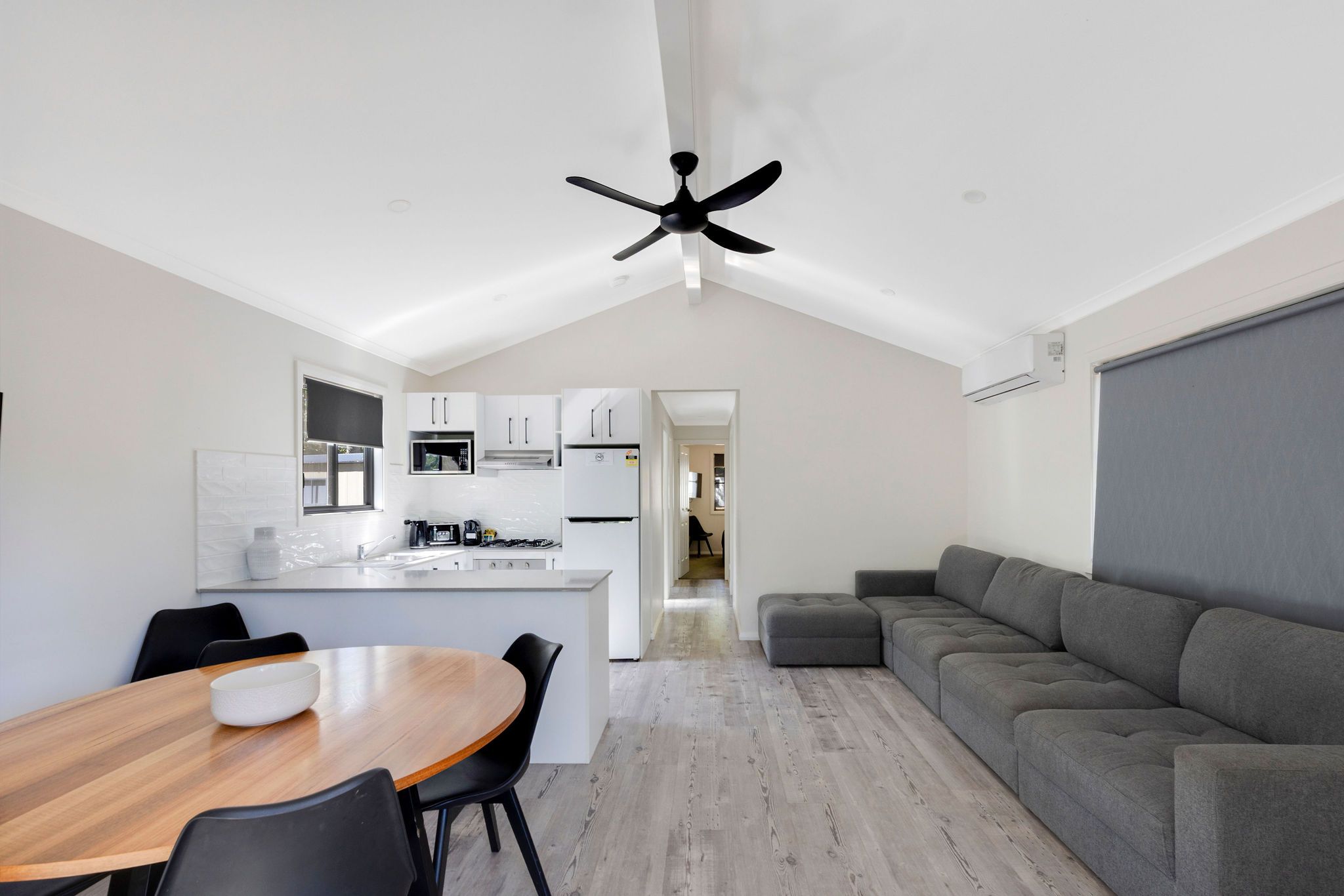 Tumut Premium 3 Bedroom Cabin - Sleeps 9 - living