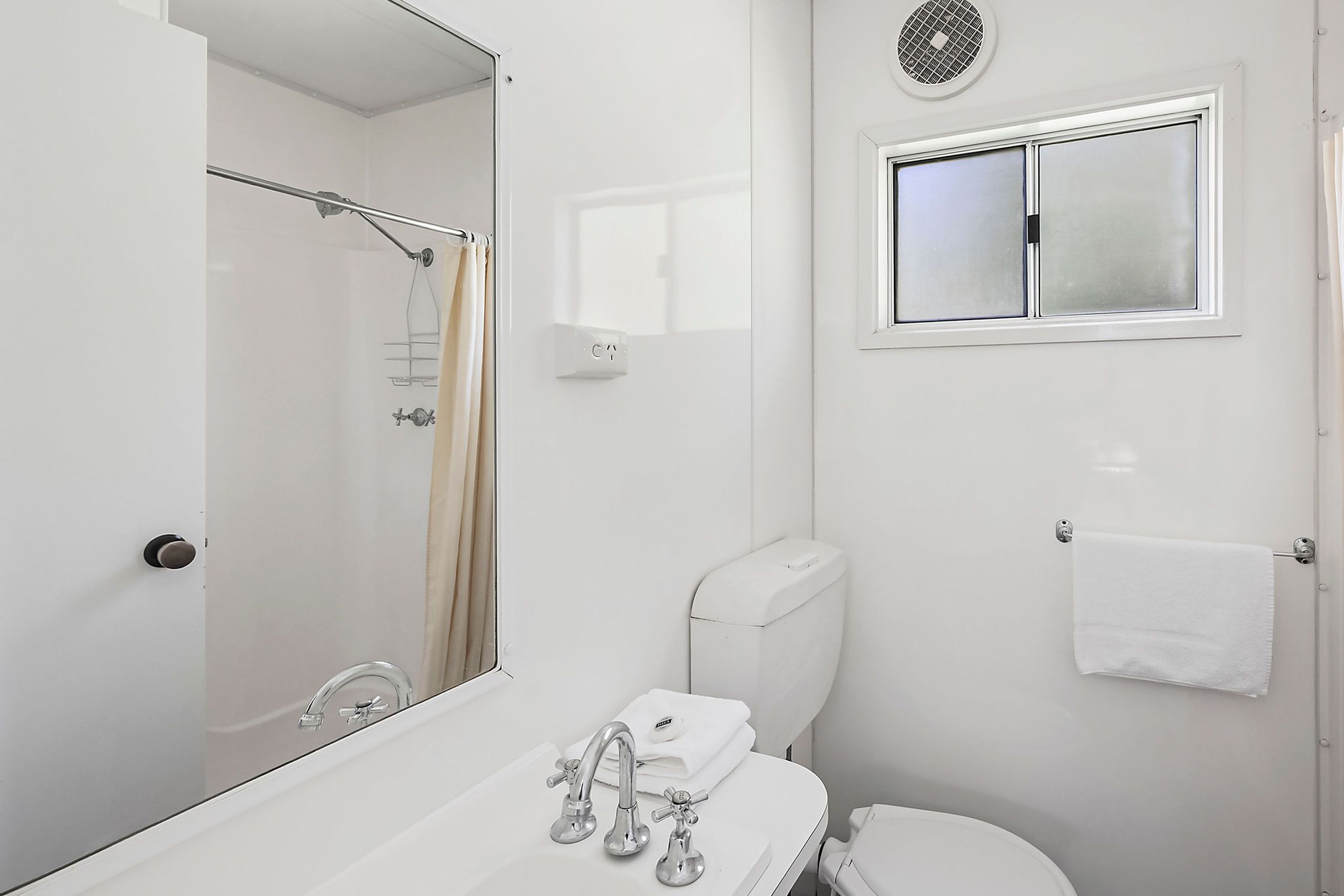 Tumut Economy Cabin - Sleeps 4 - bathroom