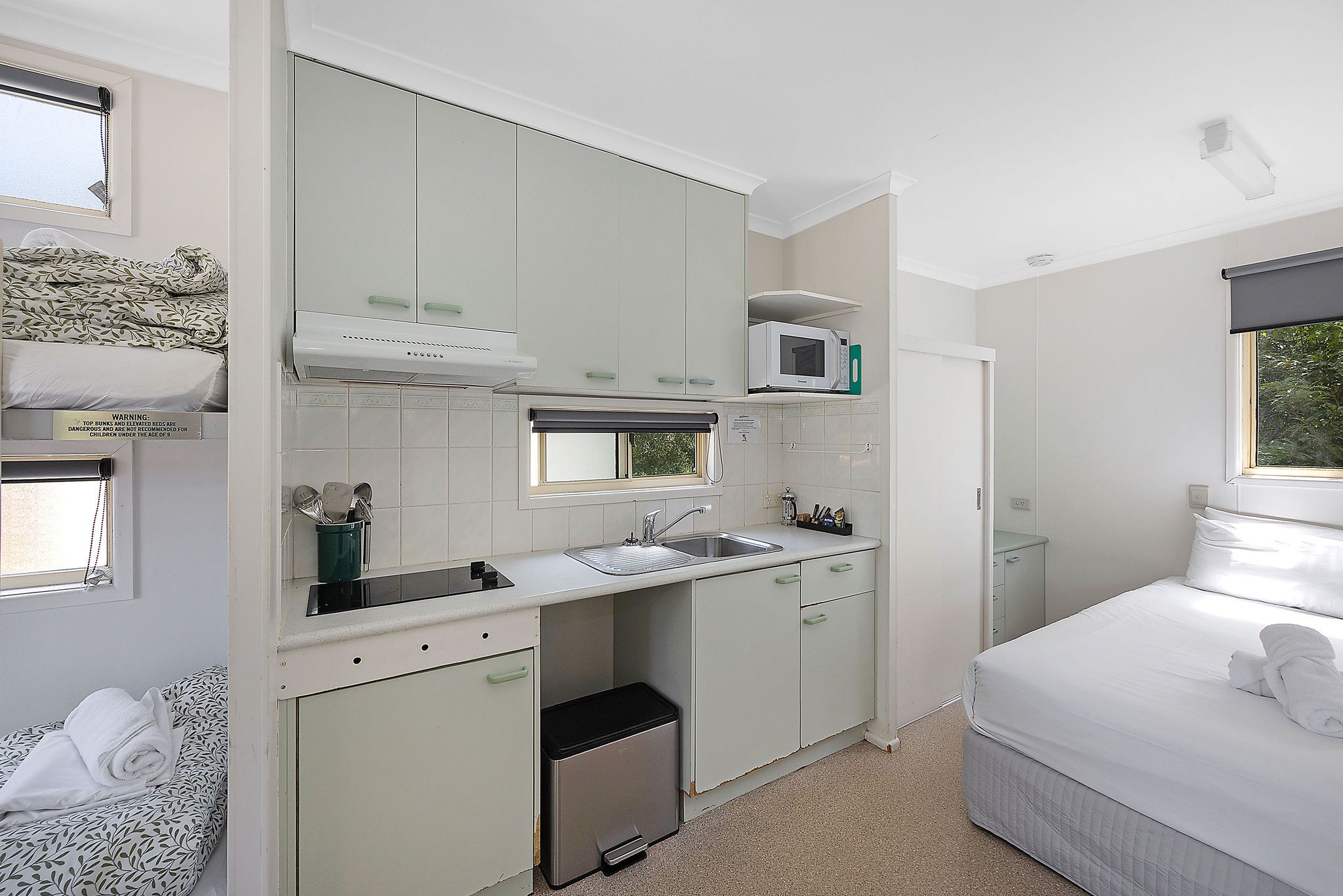 Nambucca Heads - Economy Cabin - Sleeps 4 - kitchen open plan
