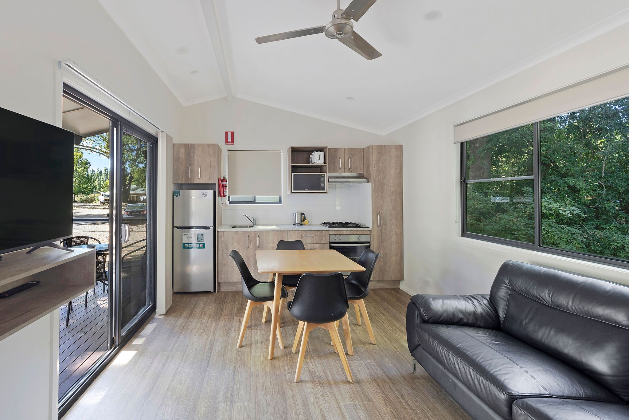 Tumut  Premium 2 Bedroom Cabin - Sleeps 6 - open plan living