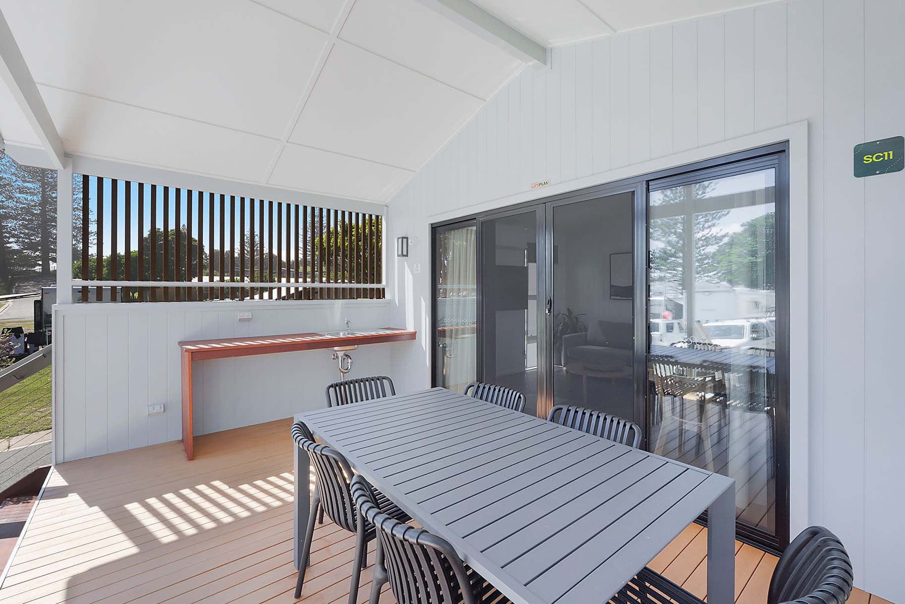 Forster Beach Superior Cabin Sleeps 4 - verandah