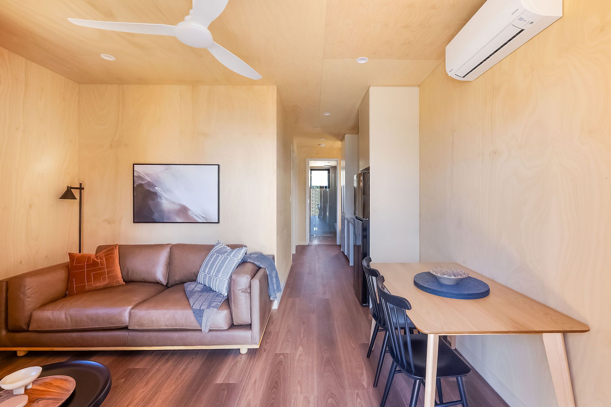 Copeton Waters - Superior cabin -living dining