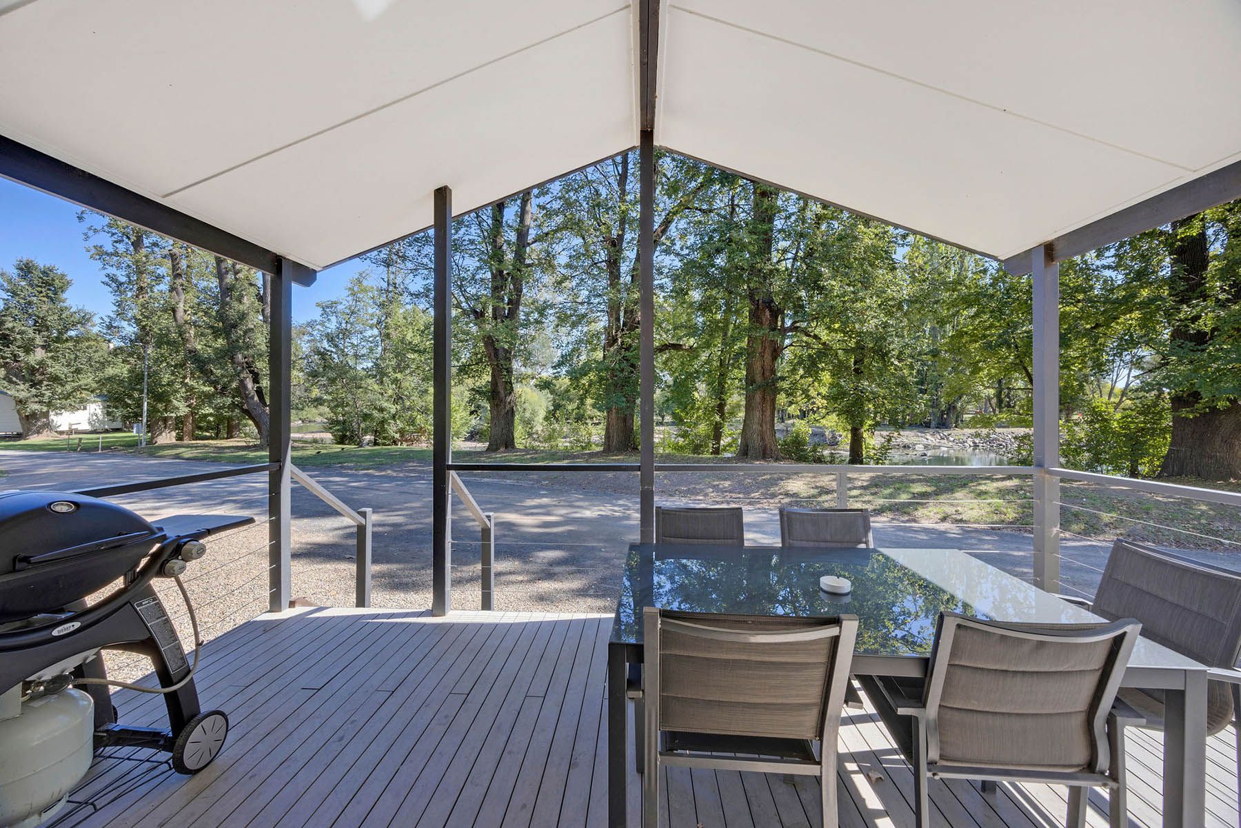 Tumut Premium 3 Bedroom Cabin - Sleeps 9 - verandah