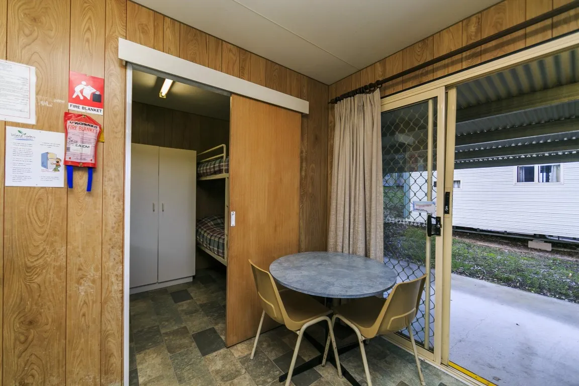 Burrinjuck Waters Economy Cabin - Sleeps 6 - dinin